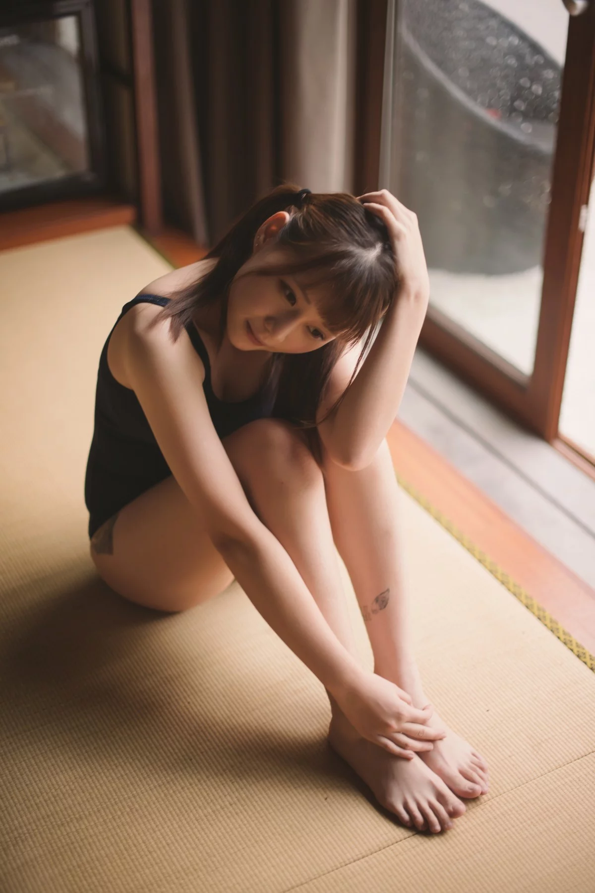 Coser美女凛子酱私房主题白色宽松毛衣配白色内裤+性感死库水秀完美身材写真66P