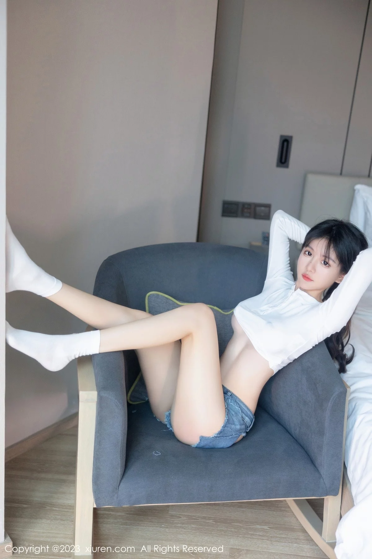 XiuRen第7010期_模特幼幼性感白色上衣配破烂牛仔短裤秀完美身材撩人诱惑写真88P