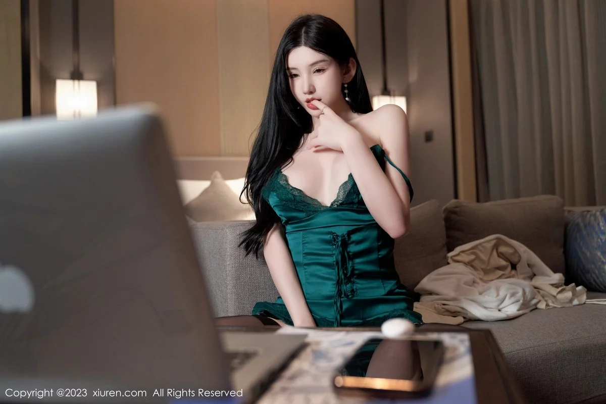 XiuRen第7009期_女神周于希Sally性感墨绿吊带裙配黑丝吊袜秀翘臀美腿诱惑写真102P