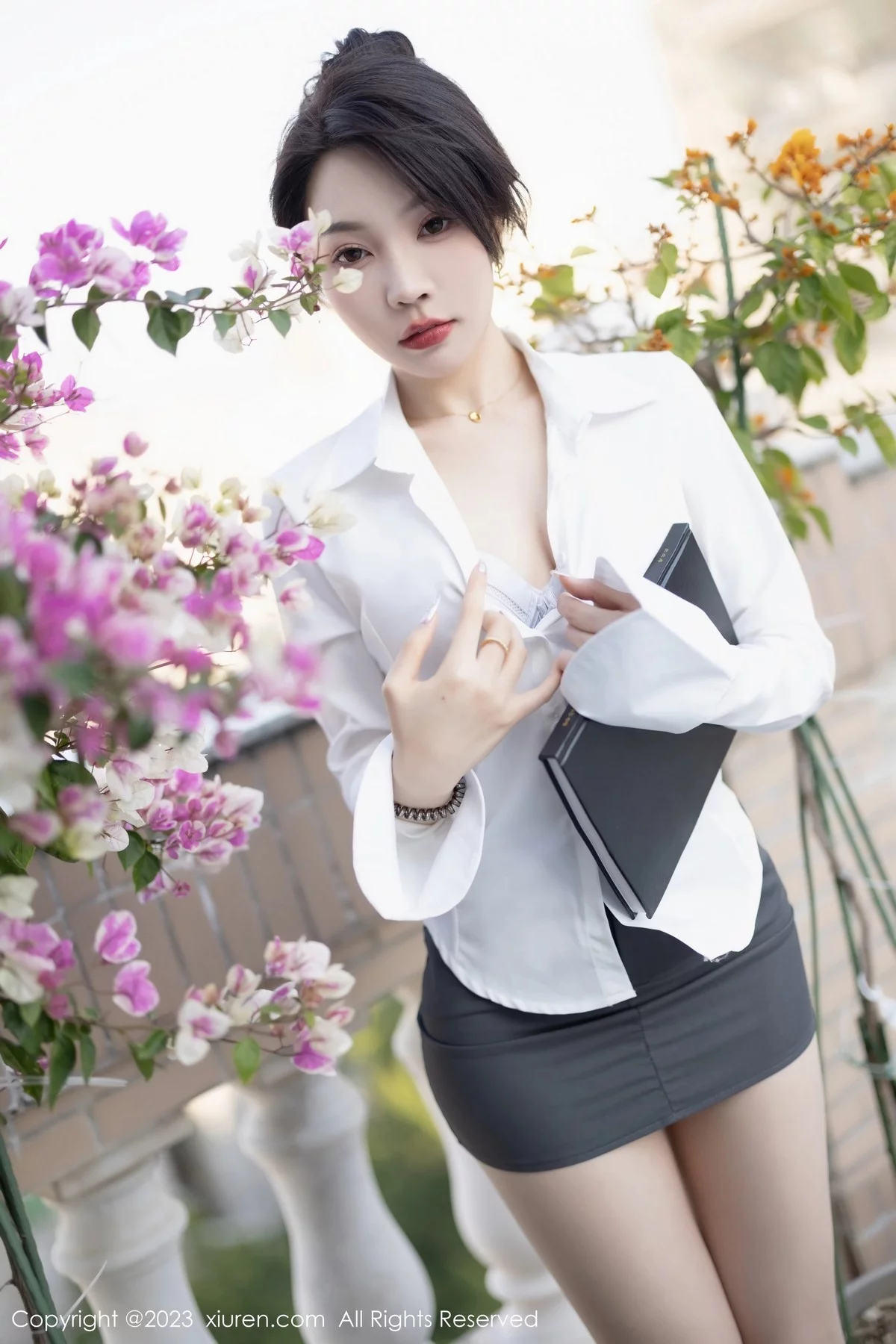 XiuRen第7002期_女神徐莉芝Booty白上衣配灰短裙露浅色内衣秀曼妙身姿诱惑写真84P