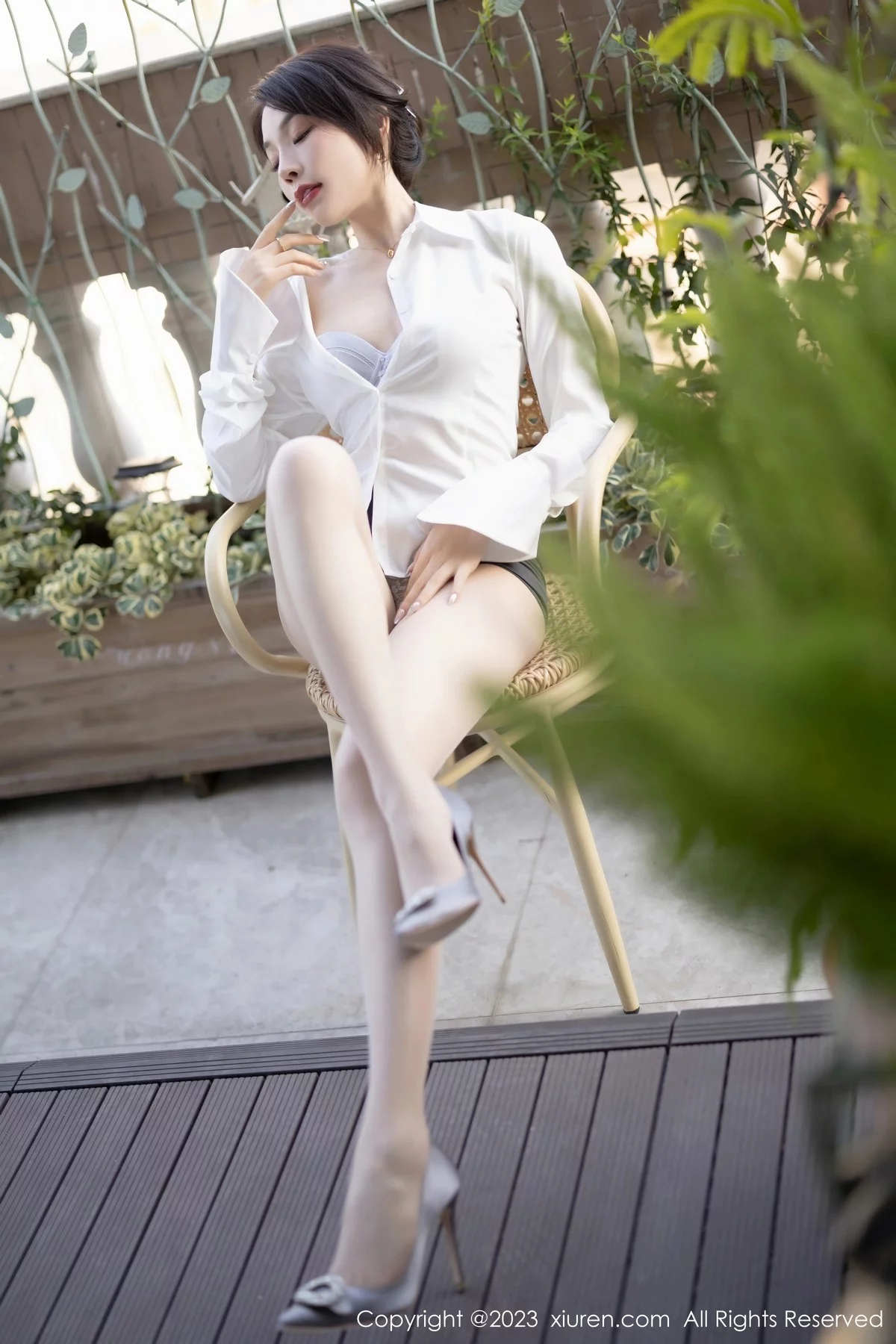 XiuRen第7002期_女神徐莉芝Booty白上衣配灰短裙露浅色内衣秀曼妙身姿诱惑写真84P