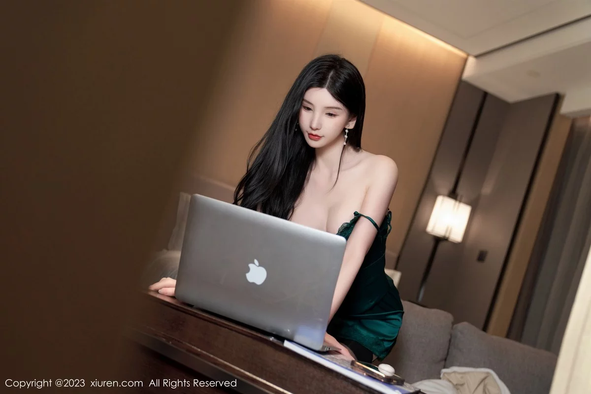 XiuRen第7009期_女神周于希Sally性感墨绿吊带裙配黑丝吊袜秀翘臀美腿诱惑写真102P