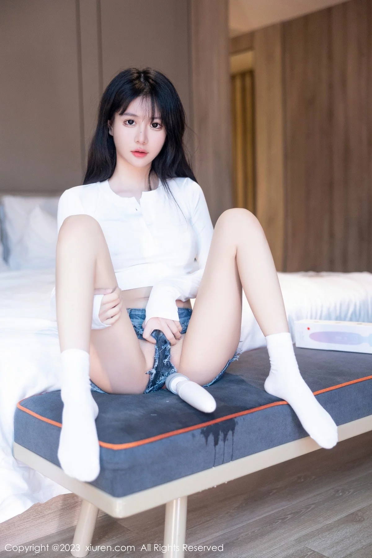 XiuRen第7010期_模特幼幼性感白色上衣配破烂牛仔短裤秀完美身材撩人诱惑写真88P