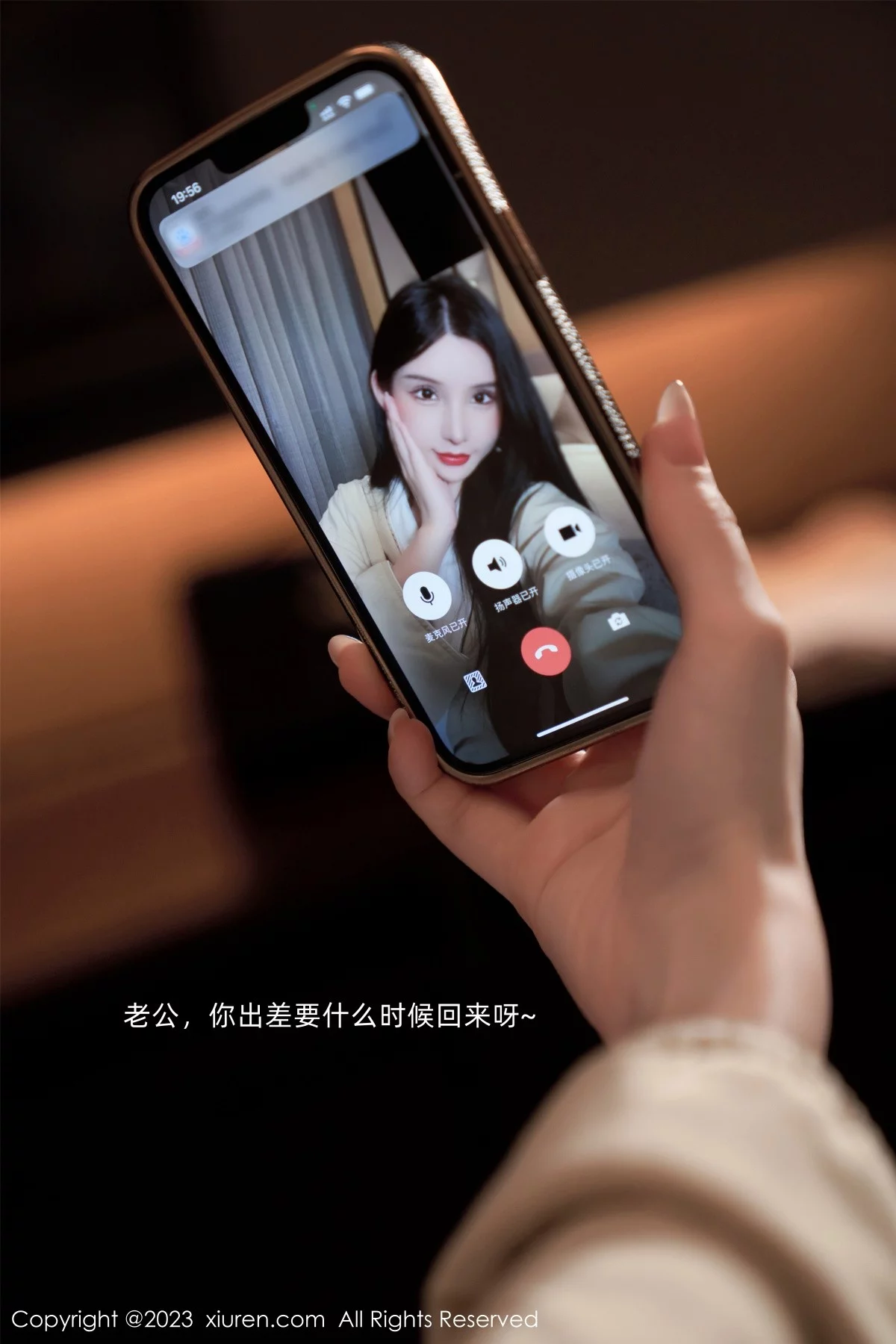 XiuRen第7009期_女神周于希Sally性感墨绿吊带裙配黑丝吊袜秀翘臀美腿诱惑写真102P