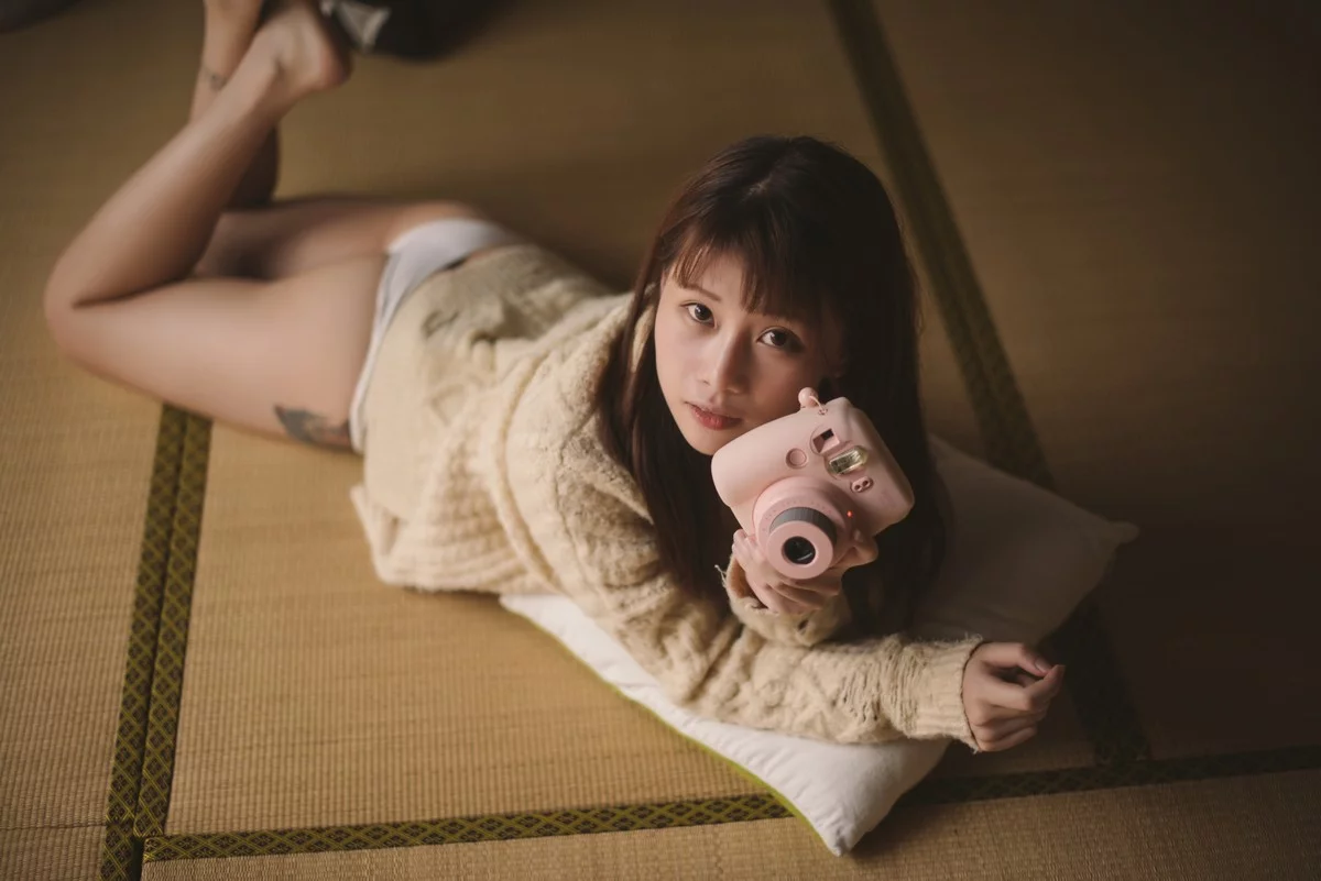 Coser美女凛子酱私房主题白色宽松毛衣配白色内裤+性感死库水秀完美身材写真66P