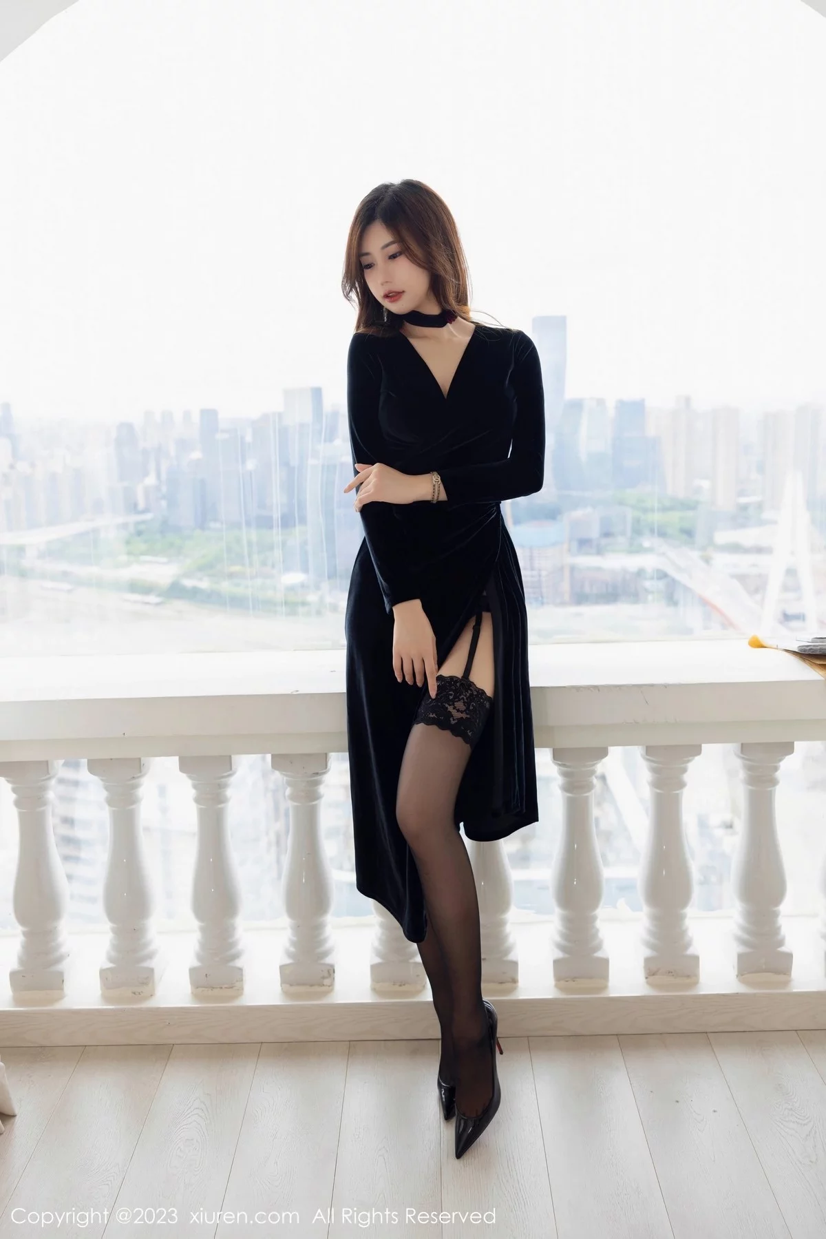 XiuRen第7005期_女神绮里嘉ula性感黑色长裙配超薄黑丝秀曼妙身材迷人诱惑写真88P