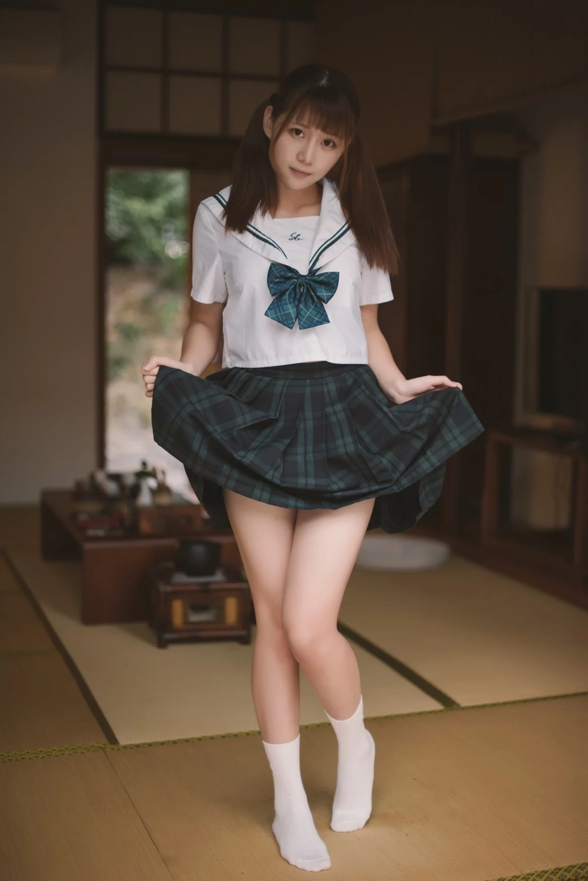 Coser美女凛子酱私房主题白色宽松毛衣配白色内裤+性感死库水秀完美身材写真66P