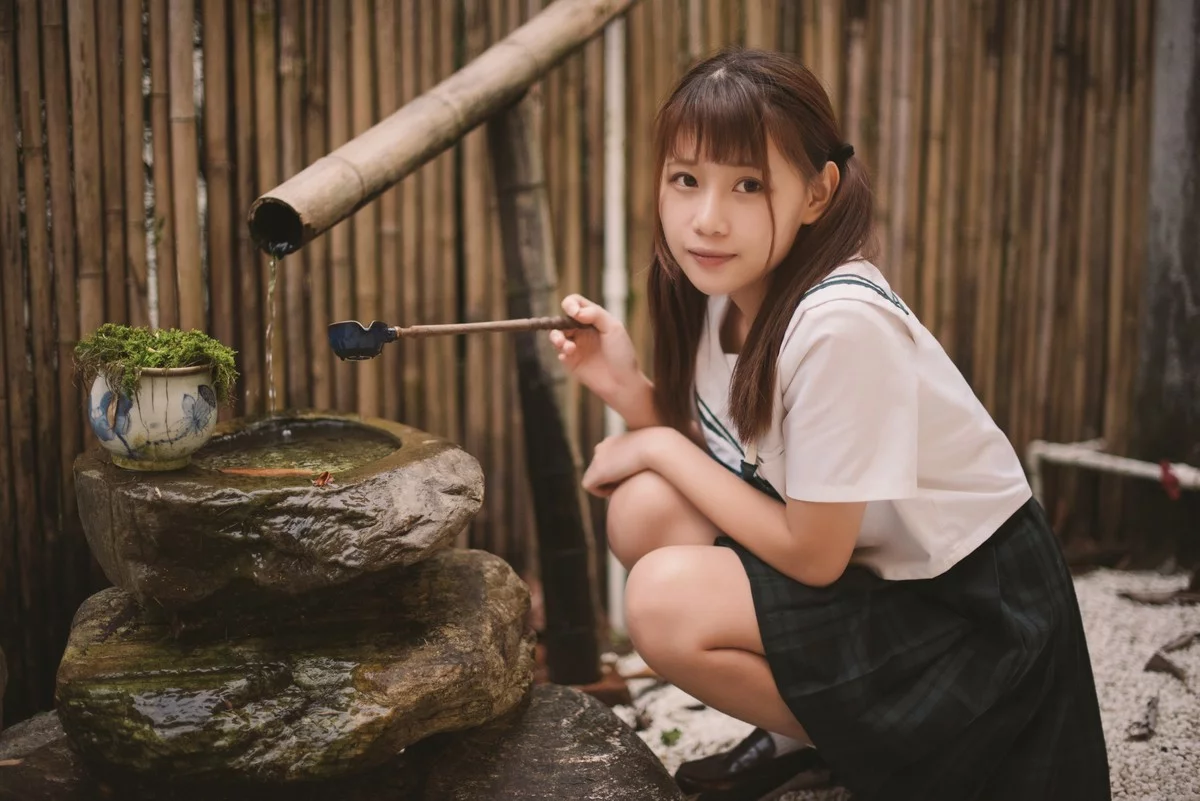 Coser美女凛子酱私房主题白色宽松毛衣配白色内裤+性感死库水秀完美身材写真66P