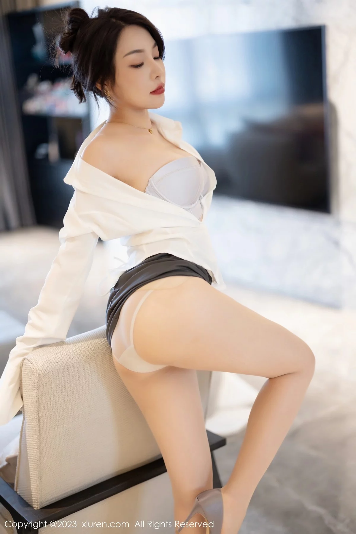 XiuRen第7002期_女神徐莉芝Booty白上衣配灰短裙露浅色内衣秀曼妙身姿诱惑写真84P