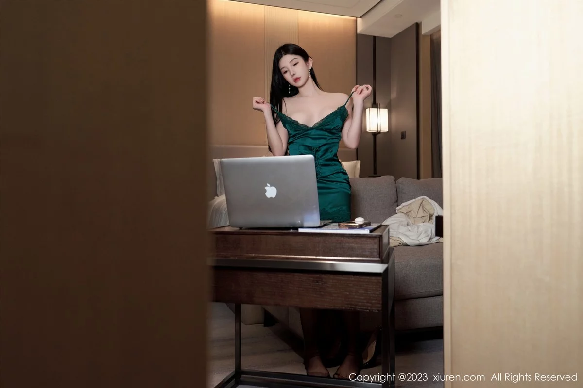 XiuRen第7009期_女神周于希Sally性感墨绿吊带裙配黑丝吊袜秀翘臀美腿诱惑写真102P