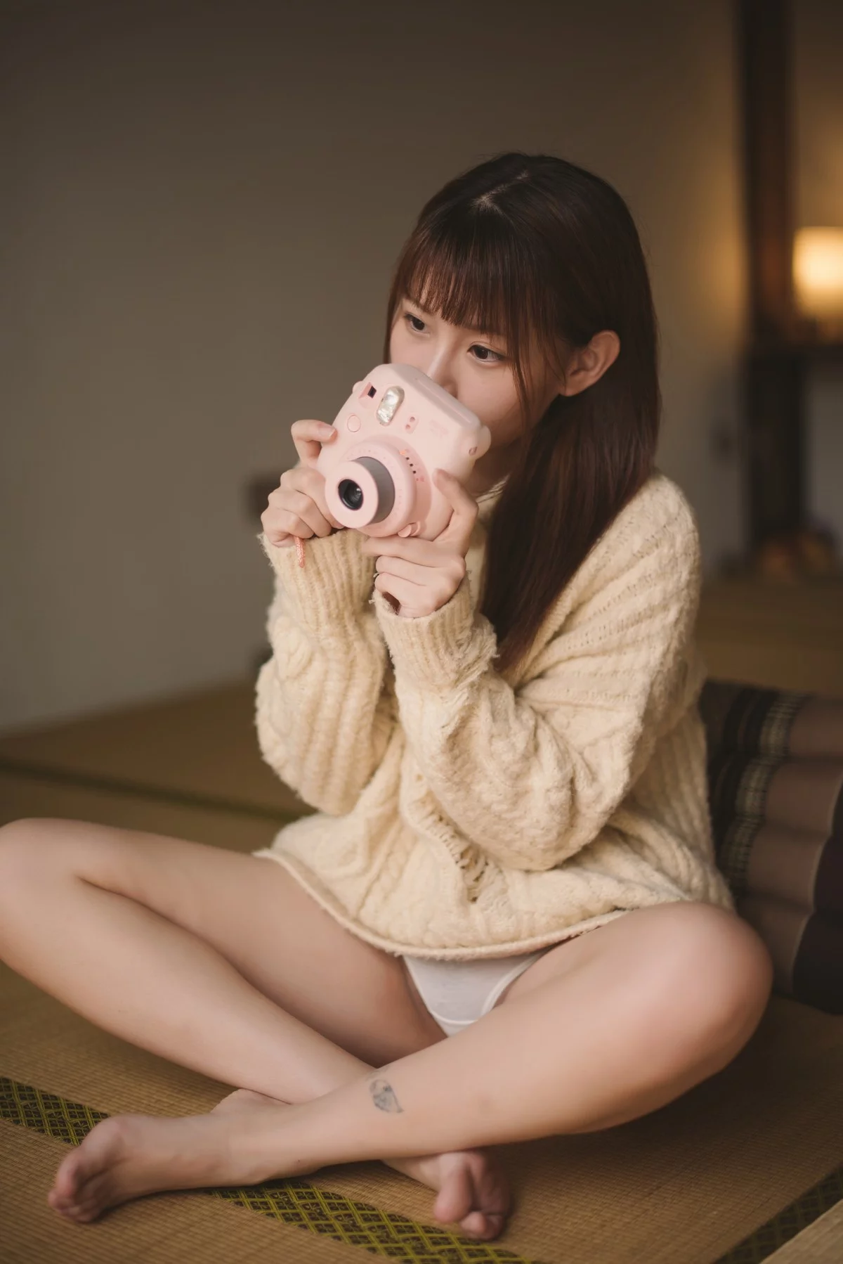 Coser美女凛子酱私房主题白色宽松毛衣配白色内裤+性感死库水秀完美身材写真66P