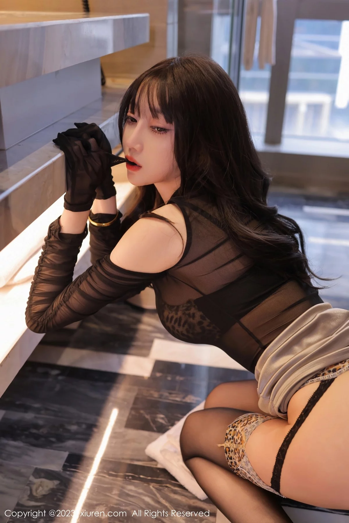 XiuRen第7004期_模特玥儿玥er性感黑色轻透服饰露豹纹内衣配黑丝吊袜诱惑写真80P