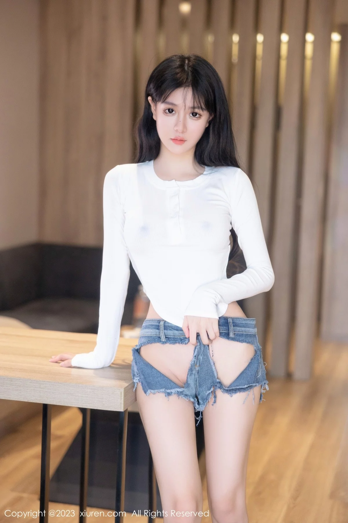 XiuRen第7010期_模特幼幼性感白色上衣配破烂牛仔短裤秀完美身材撩人诱惑写真88P