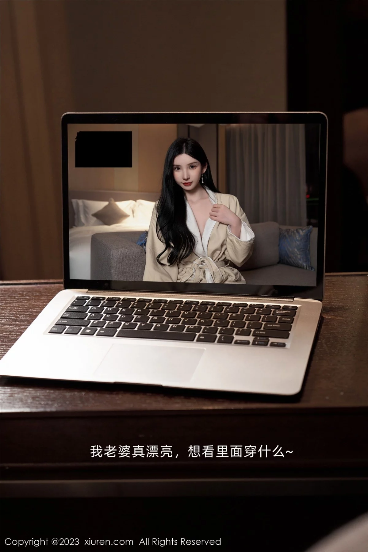 XiuRen第7009期_女神周于希Sally性感墨绿吊带裙配黑丝吊袜秀翘臀美腿诱惑写真102P