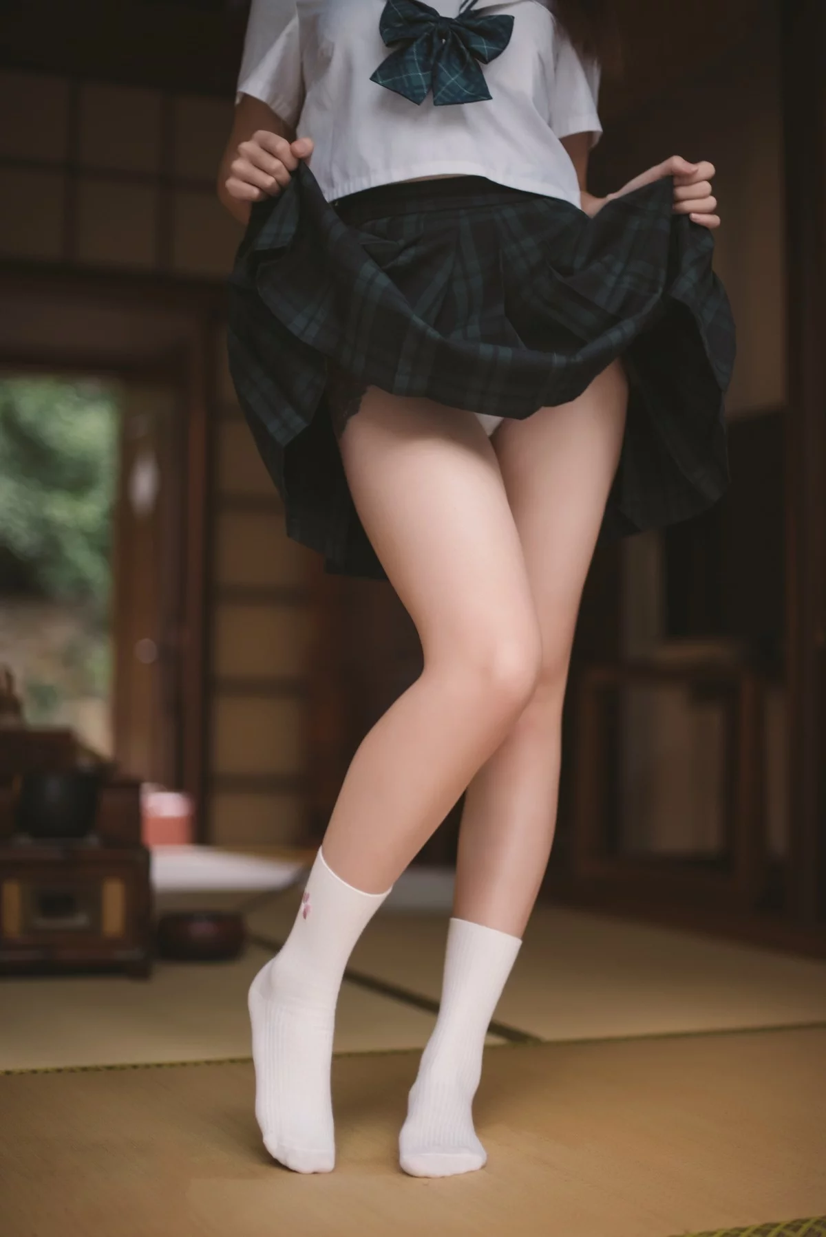 Coser美女凛子酱私房主题白色宽松毛衣配白色内裤+性感死库水秀完美身材写真66P