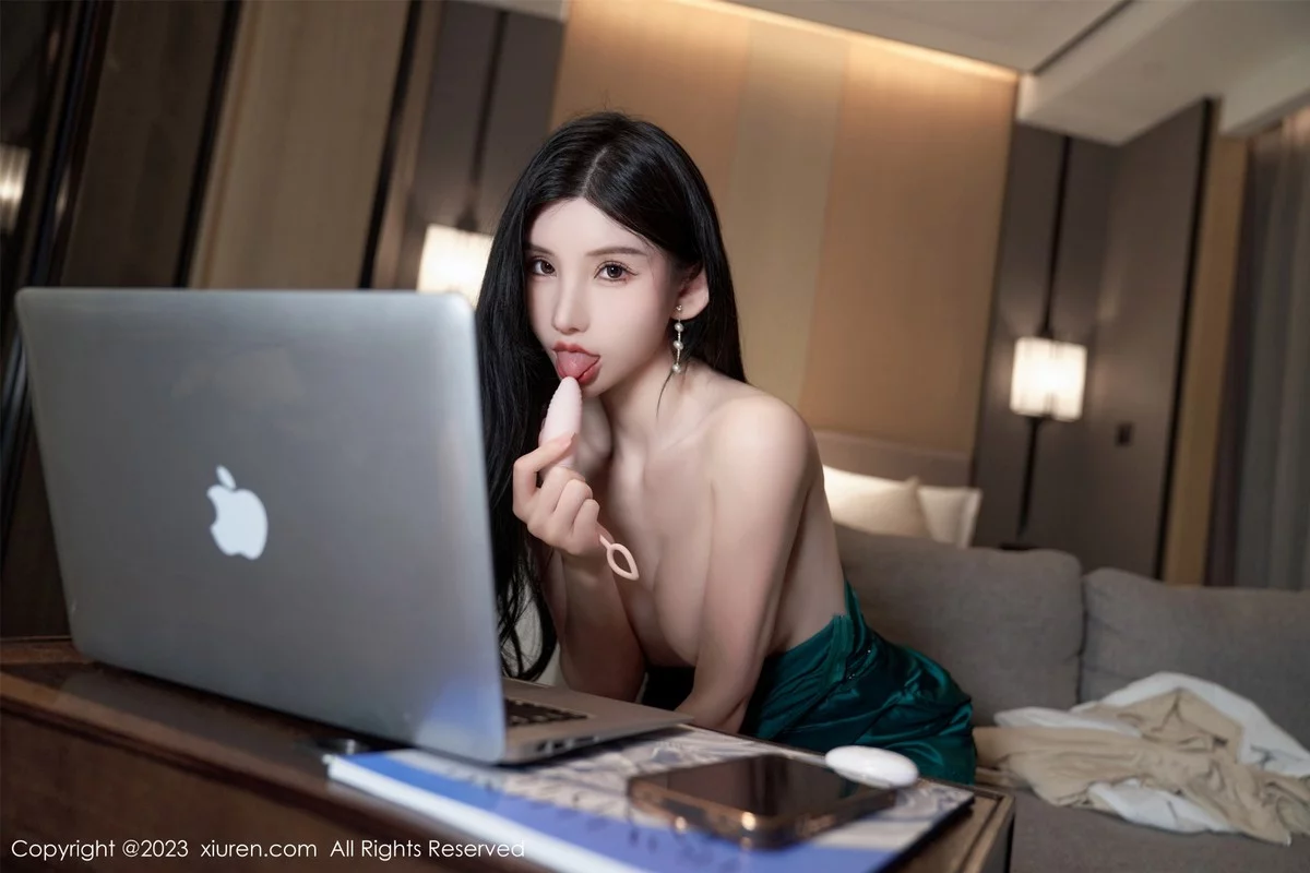 XiuRen第7009期_女神周于希Sally性感墨绿吊带裙配黑丝吊袜秀翘臀美腿诱惑写真102P