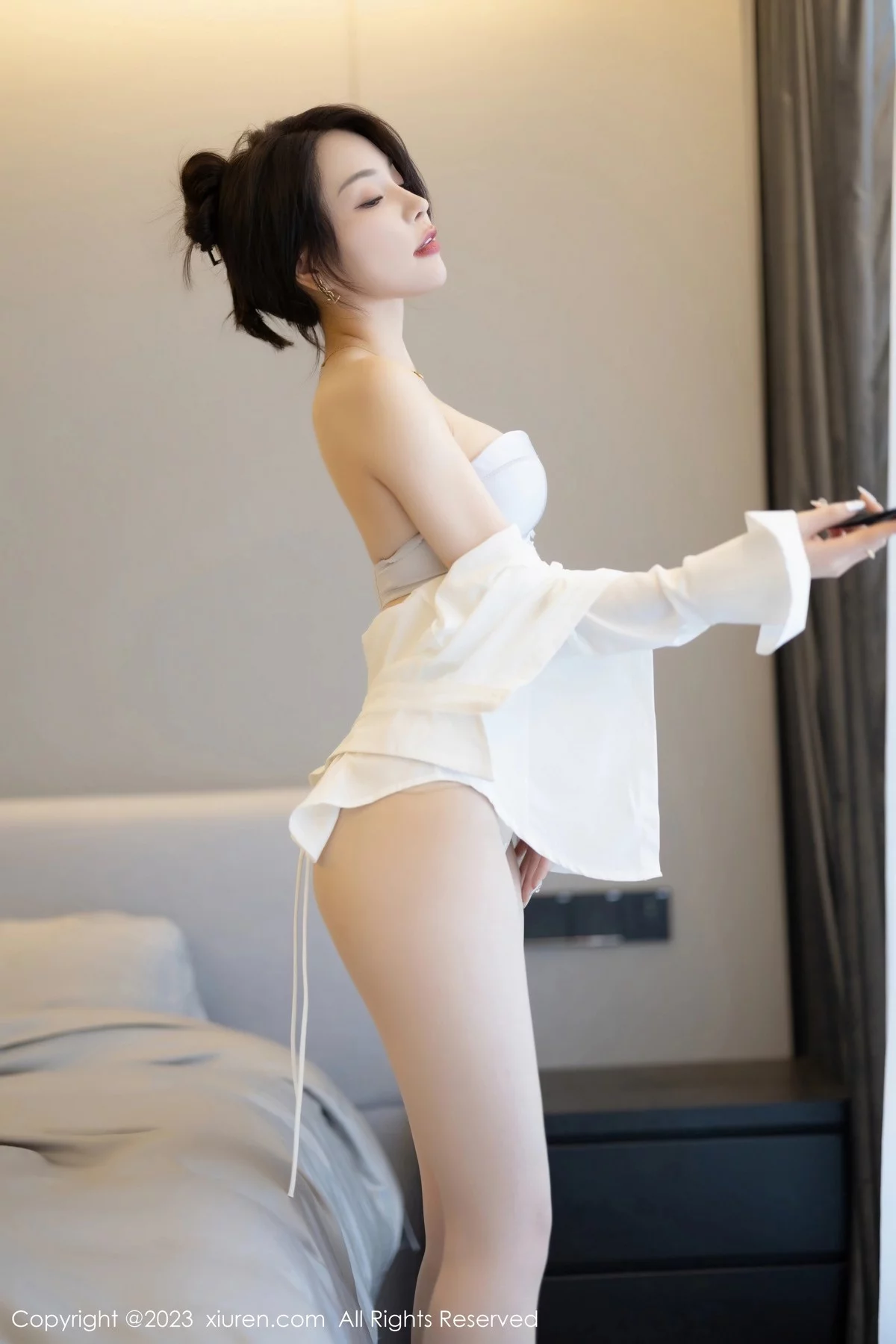 XiuRen第7002期_女神徐莉芝Booty白上衣配灰短裙露浅色内衣秀曼妙身姿诱惑写真84P