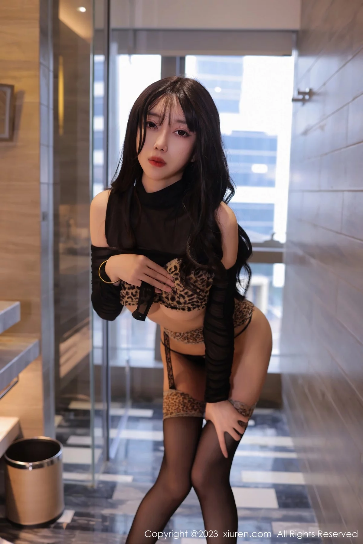 XiuRen第7004期_模特玥儿玥er性感黑色轻透服饰露豹纹内衣配黑丝吊袜诱惑写真80P