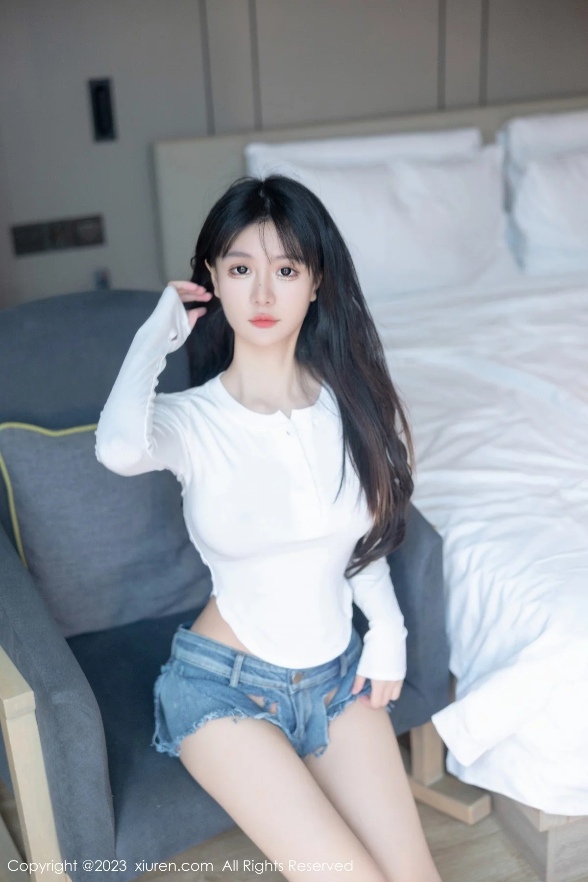 XiuRen第7010期_模特幼幼性感白色上衣配破烂牛仔短裤秀完美身材撩人诱惑写真88P