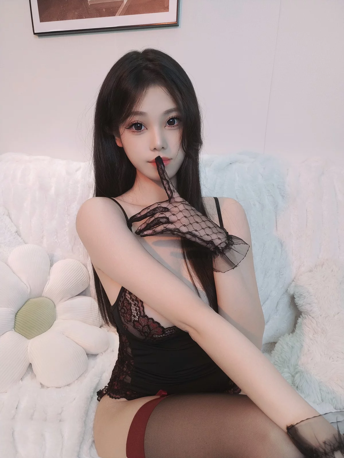 萌系小姐姐蜜汁猫裘小妈主题性感黑色蕾丝内衣配黑丝吊袜秀翘臀美腿诱惑写真39P