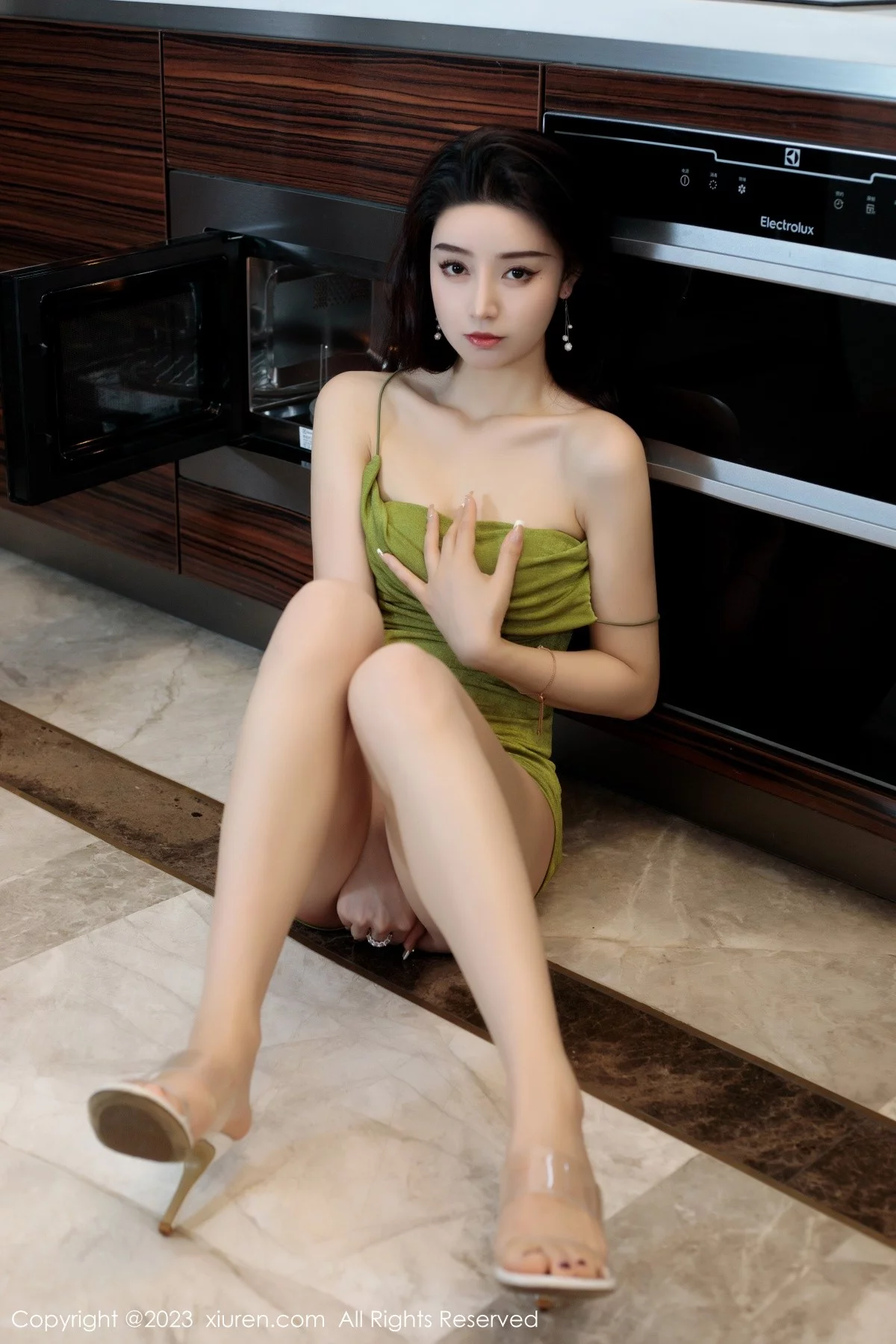XiuRen第7011期_模特苏曼兮浅色吊带长裙+粉色蕾丝情趣睡裙秀完美身材诱惑写真72P
