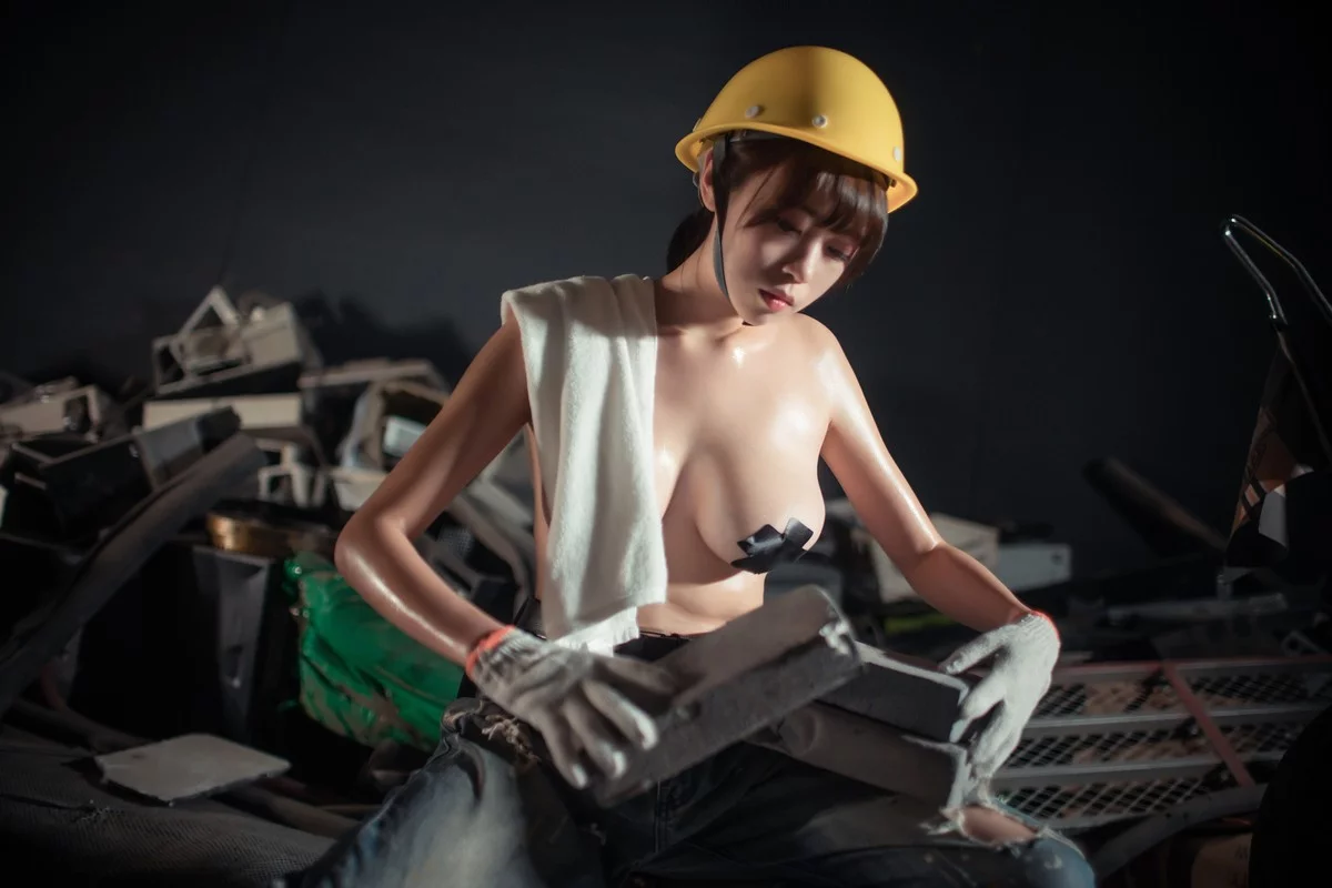 萌妹奈汐酱nice咱们工人有力量主题户外全果上身露豪乳胶带遮点惹火诱惑写真35P