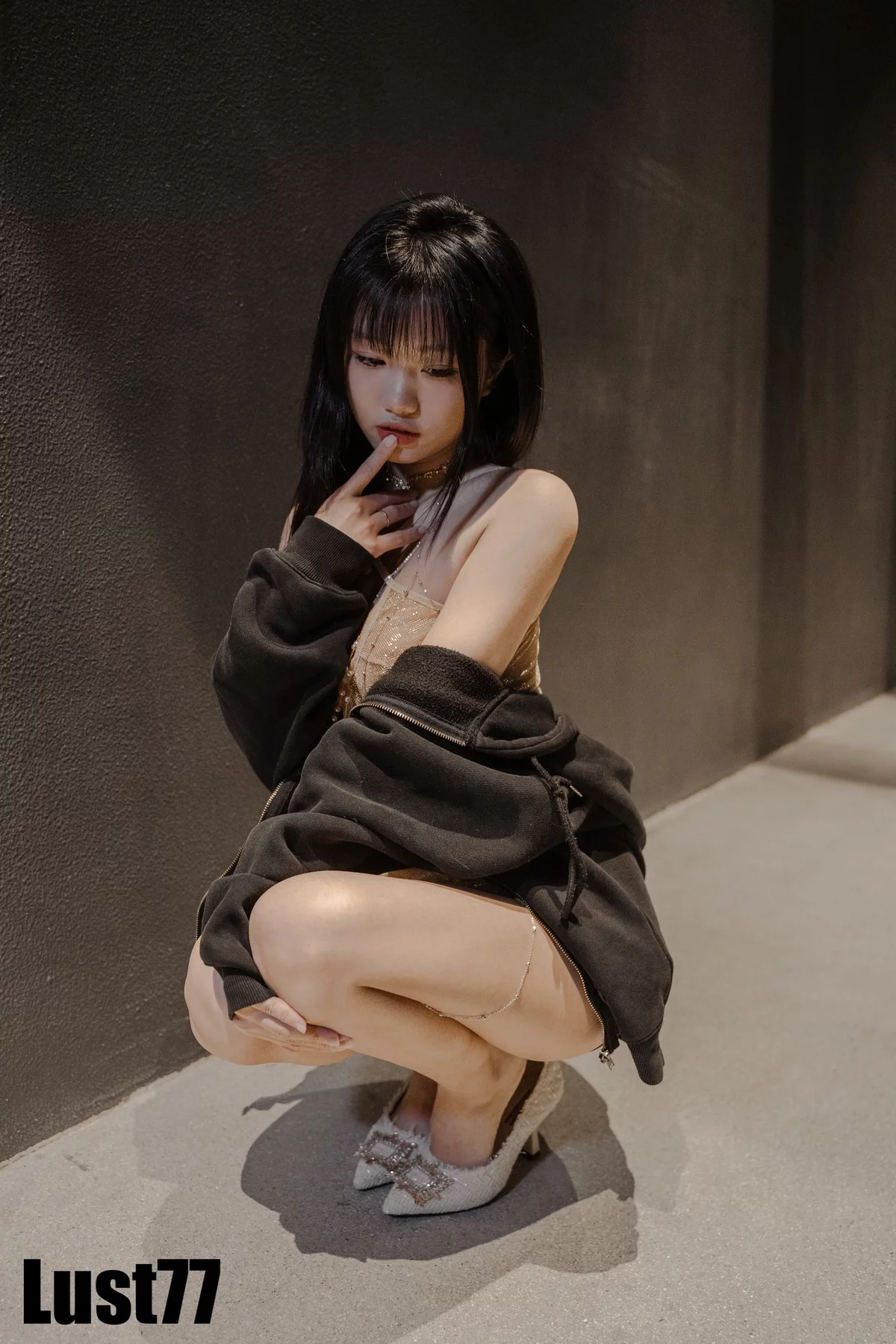 动漫博主柒柒要乖哦纸醉金迷主题脱外衣露性感肉色薄透短裙秀惹火身材诱惑写真90P