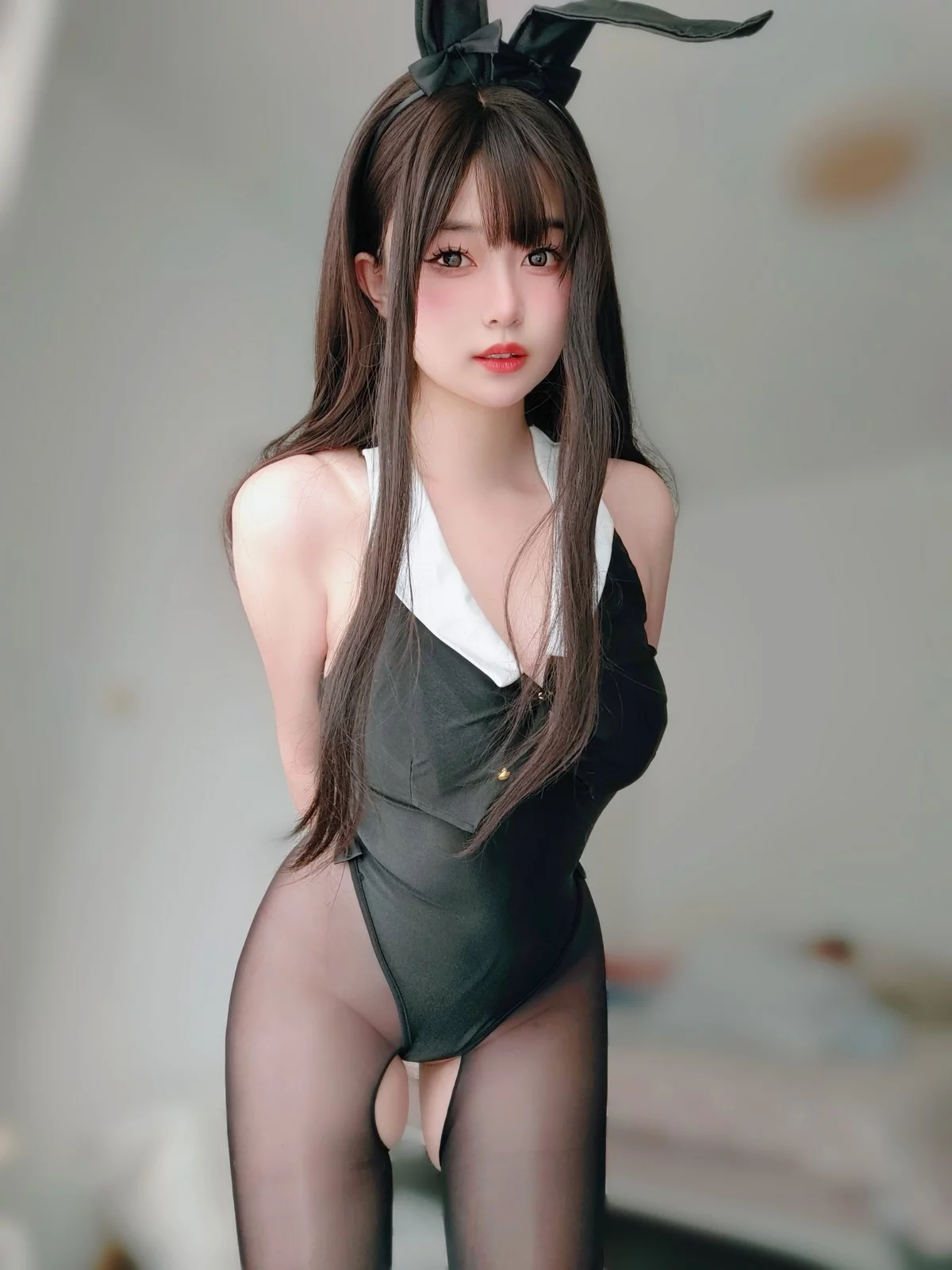 Coser妹子女主K黑丝兔女郎主题性感黑色高叉连体衣配开档黑丝秀翘臀诱惑写真102P