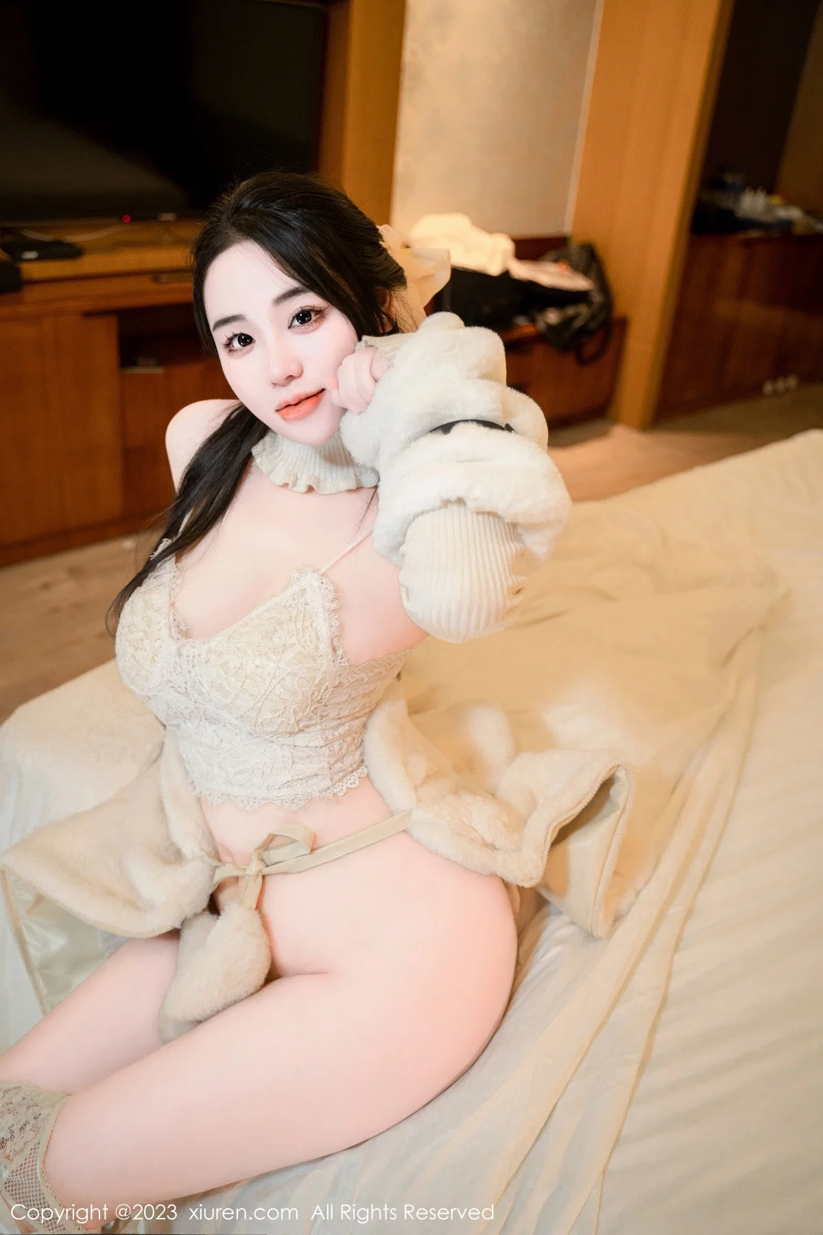 XiuRen第7018期_模特汐汐爱吃草莓白色毛绒外衣露性感白灰蕾丝内衣撩人诱惑写真68P