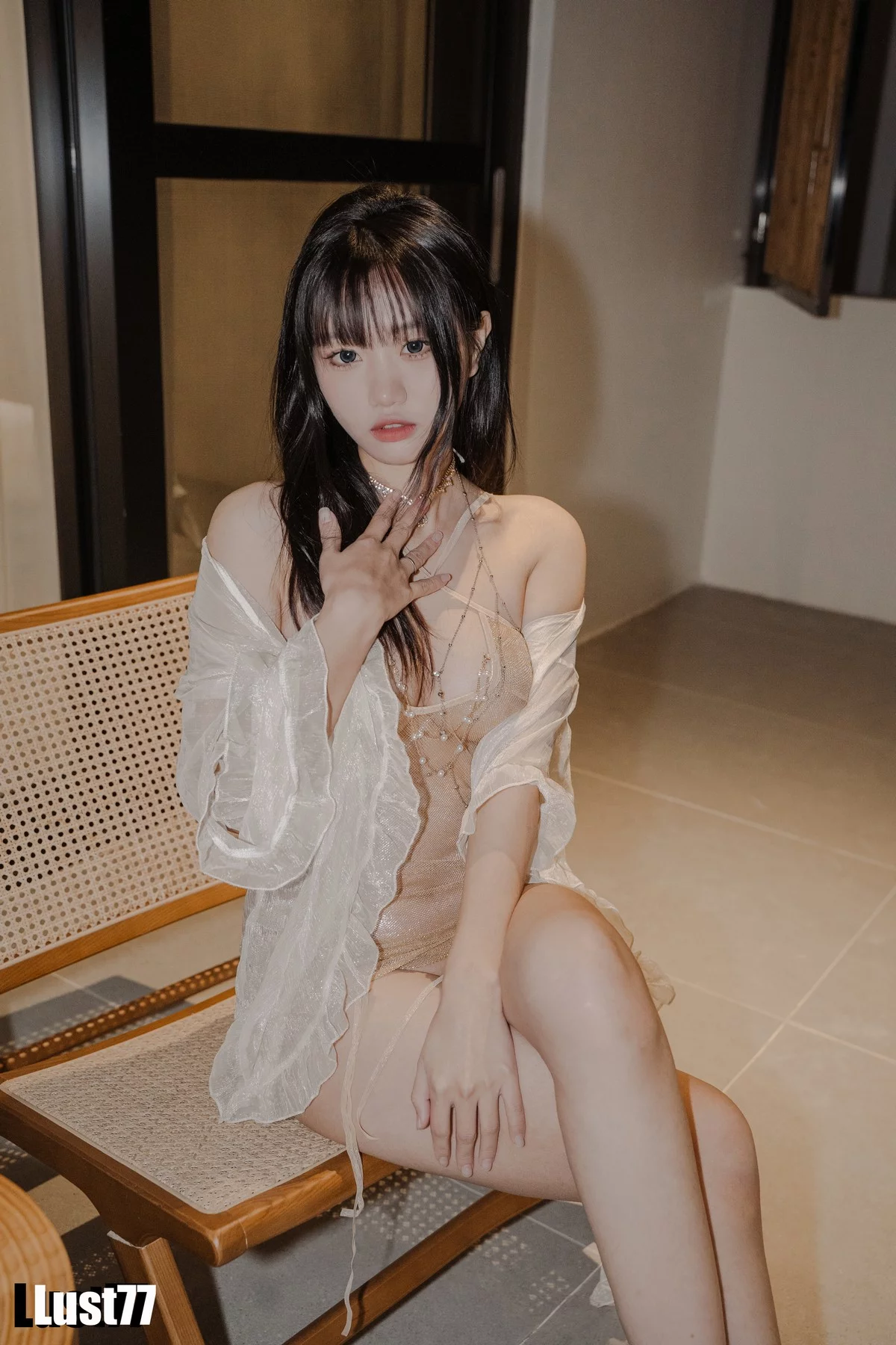 动漫博主柒柒要乖哦纸醉金迷主题脱外衣露性感肉色薄透短裙秀惹火身材诱惑写真90P