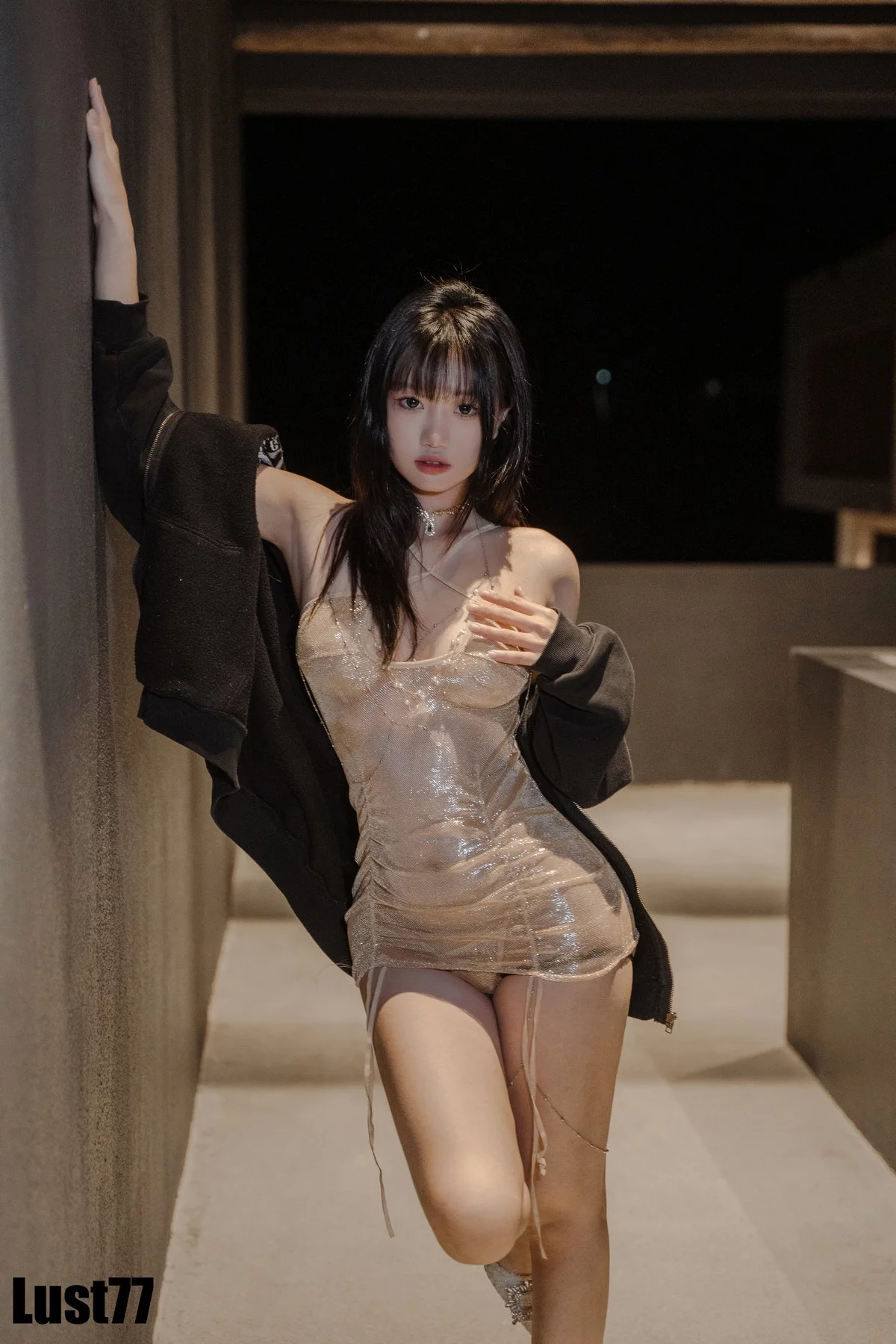 动漫博主柒柒要乖哦纸醉金迷主题脱外衣露性感肉色薄透短裙秀惹火身材诱惑写真90P