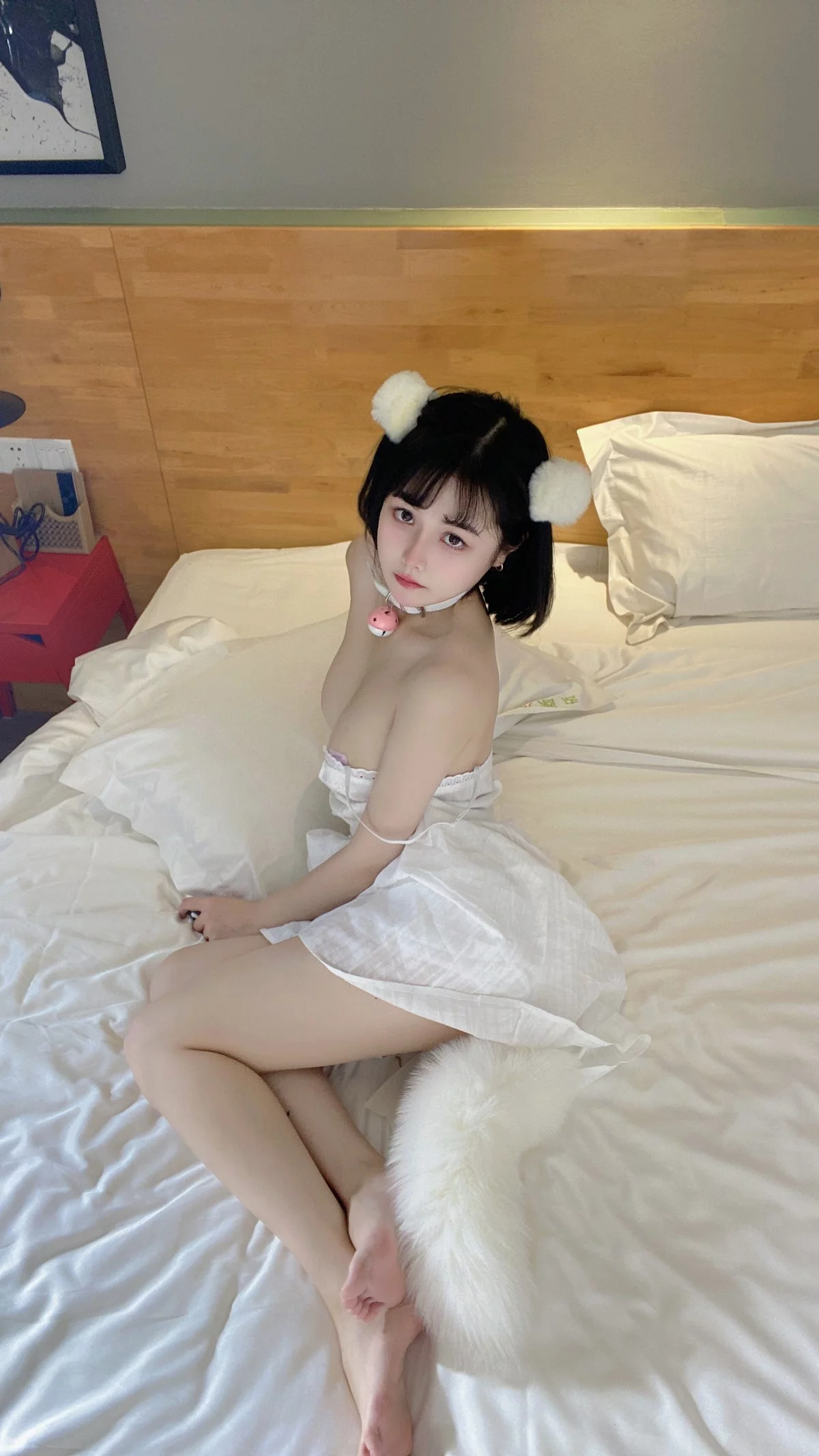 网络美女七月喵子少女心事主题私房性感白色吊带睡裙半脱秀惹火身材诱惑写真34P