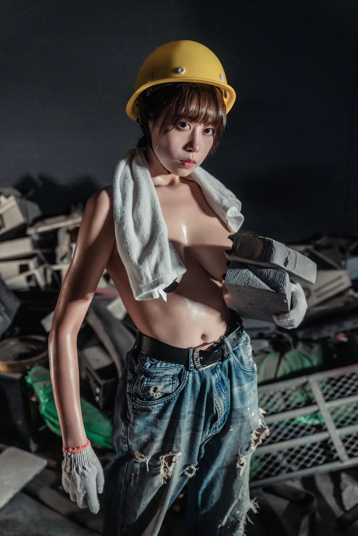 萌妹奈汐酱nice咱们工人有力量主题户外全果上身露豪乳胶带遮点惹火诱惑写真35P