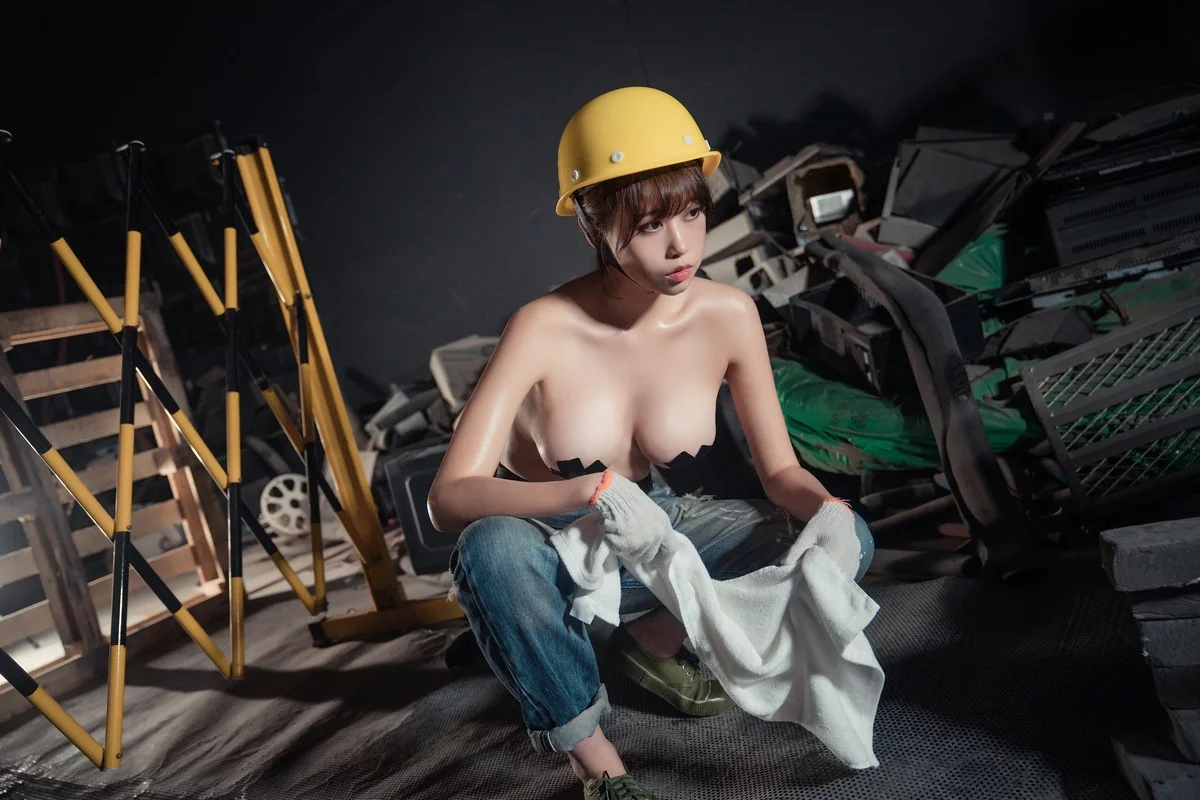 萌妹奈汐酱nice咱们工人有力量主题户外全果上身露豪乳胶带遮点惹火诱惑写真35P