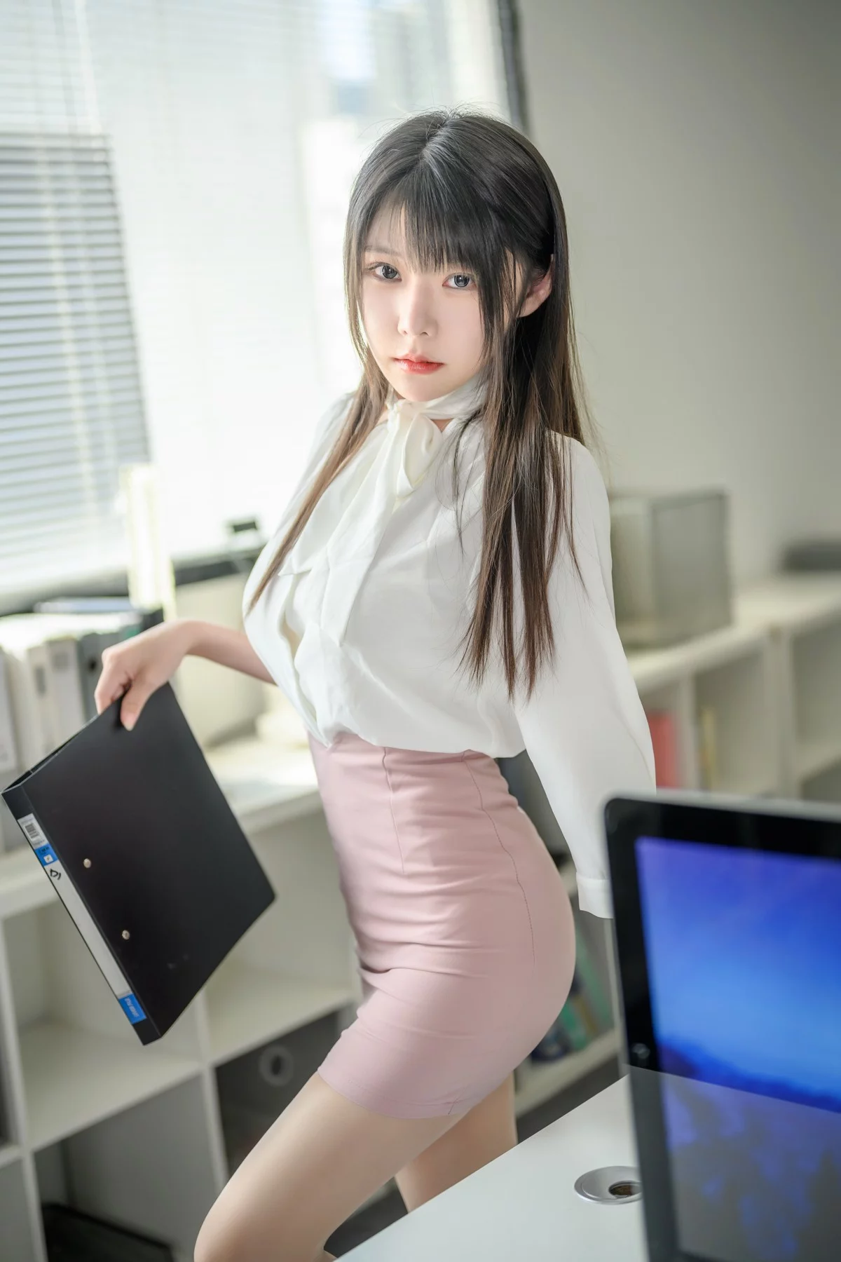 网络美女香草喵露露粉白裙子主题性感白T配粉色短裙露蕾丝内衣秀美腿诱惑写真40P