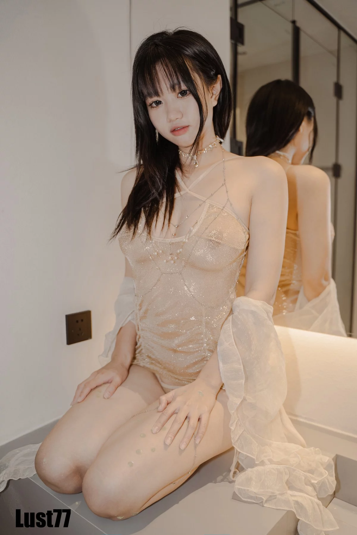 动漫博主柒柒要乖哦纸醉金迷主题脱外衣露性感肉色薄透短裙秀惹火身材诱惑写真90P