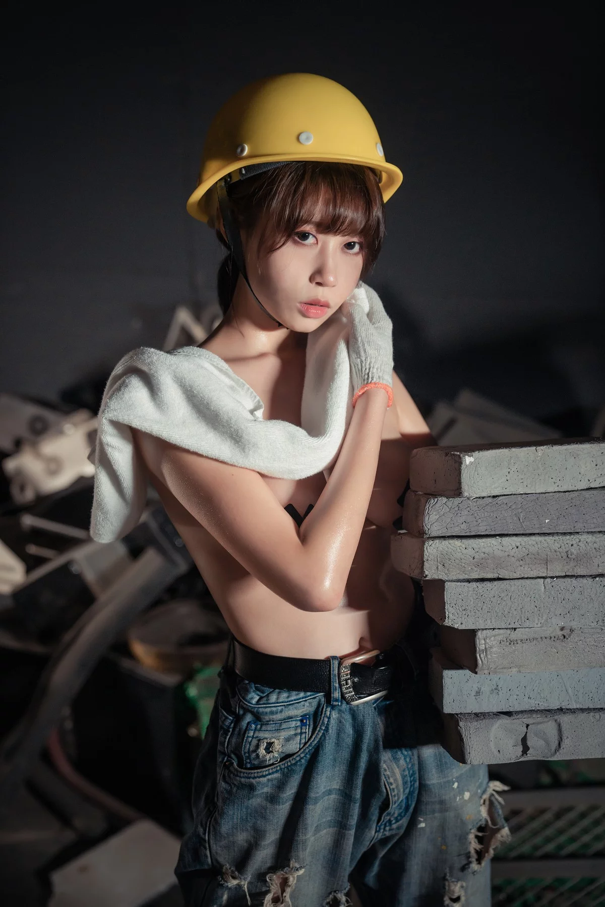 萌妹奈汐酱nice咱们工人有力量主题户外全果上身露豪乳胶带遮点惹火诱惑写真35P