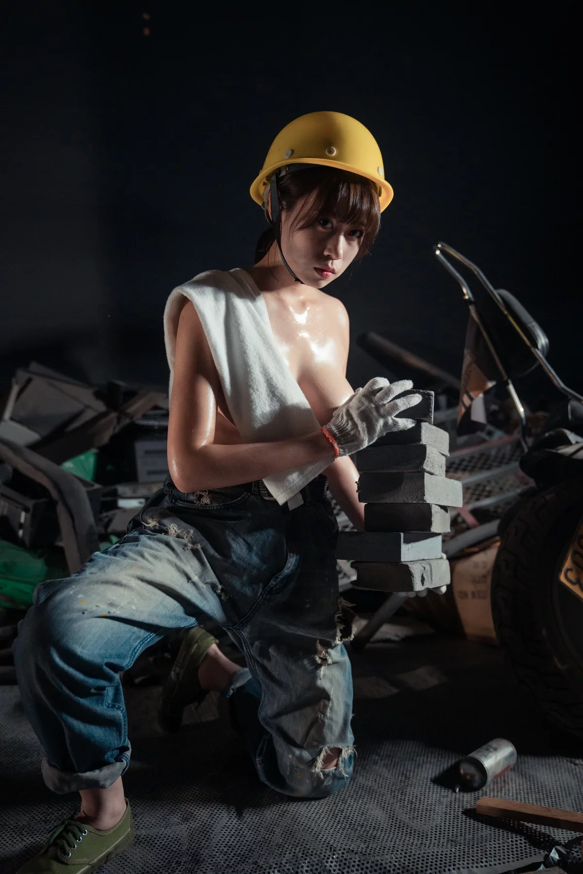 萌妹奈汐酱nice咱们工人有力量主题户外全果上身露豪乳胶带遮点惹火诱惑写真35P