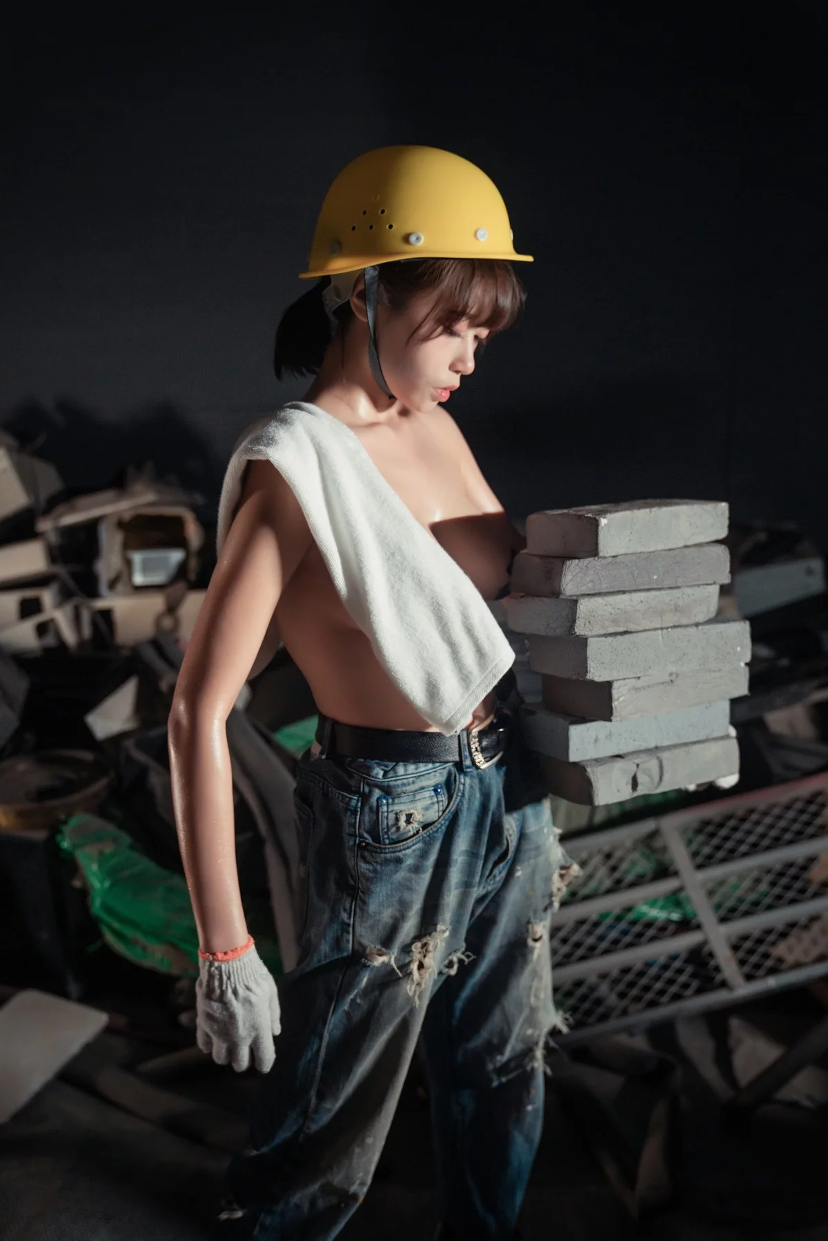 萌妹奈汐酱nice咱们工人有力量主题户外全果上身露豪乳胶带遮点惹火诱惑写真35P