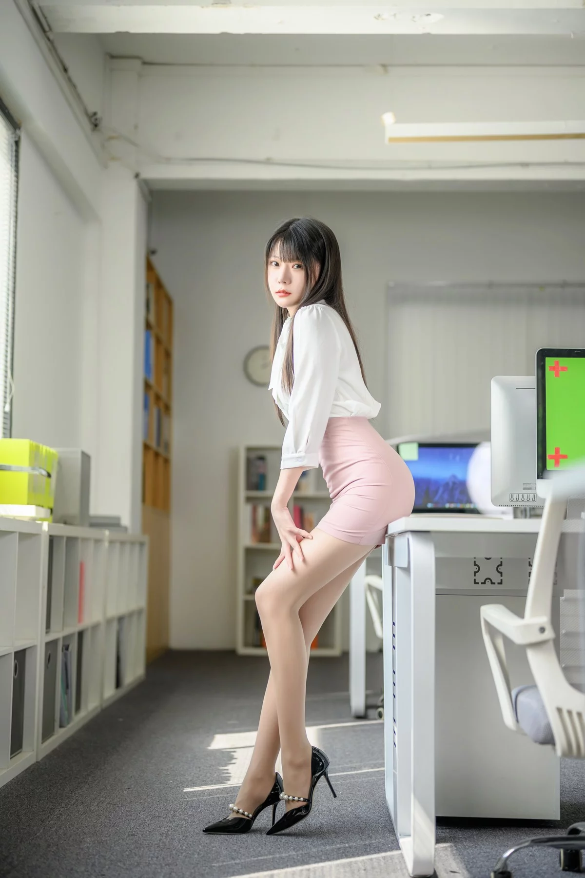 网络美女香草喵露露粉白裙子主题性感白T配粉色短裙露蕾丝内衣秀美腿诱惑写真40P