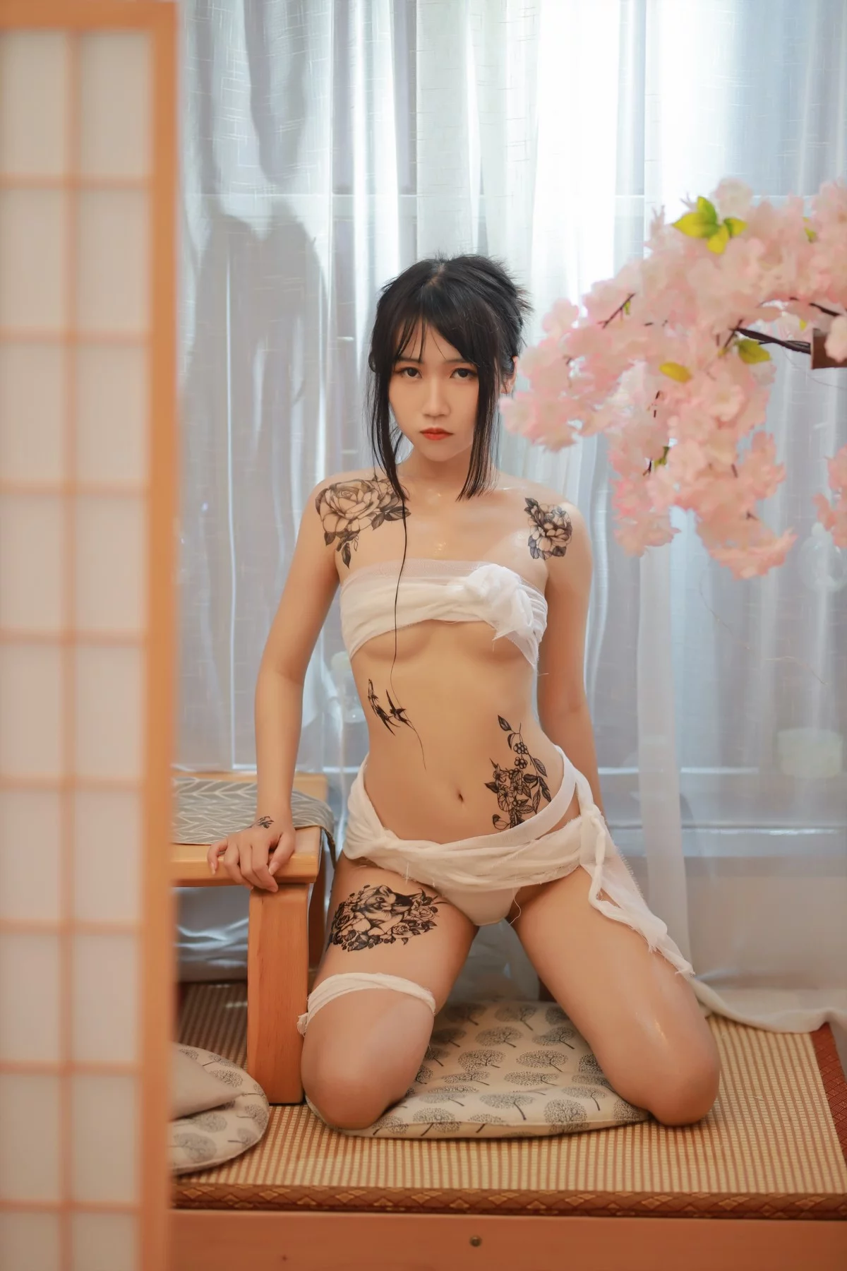 人气Coser不呆猫绷带主题私房性感白色绷带裹身秀油亮肌肤完美身材诱惑写真32P