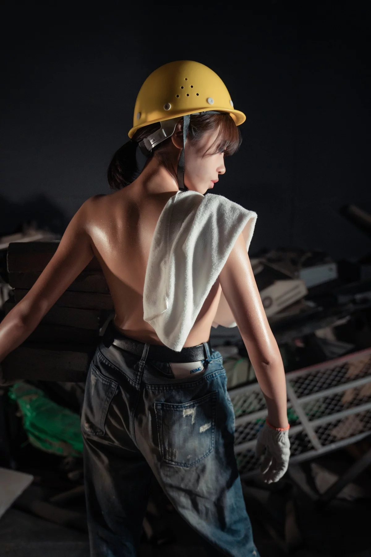 萌妹奈汐酱nice咱们工人有力量主题户外全果上身露豪乳胶带遮点惹火诱惑写真35P