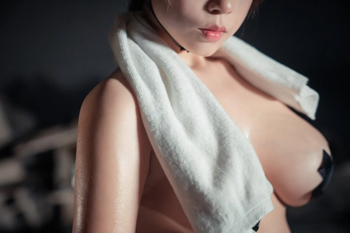萌妹奈汐酱nice咱们工人有力量主题户外全果上身露豪乳胶带遮点惹火诱惑写真35P