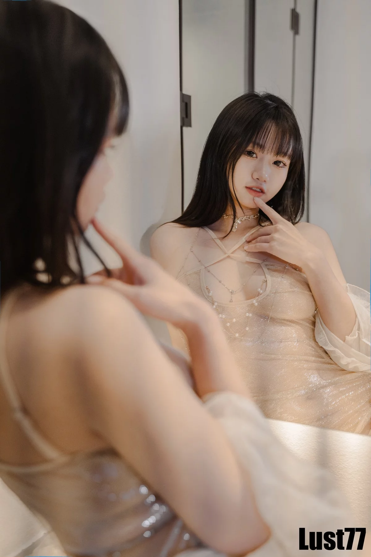 动漫博主柒柒要乖哦纸醉金迷主题脱外衣露性感肉色薄透短裙秀惹火身材诱惑写真90P