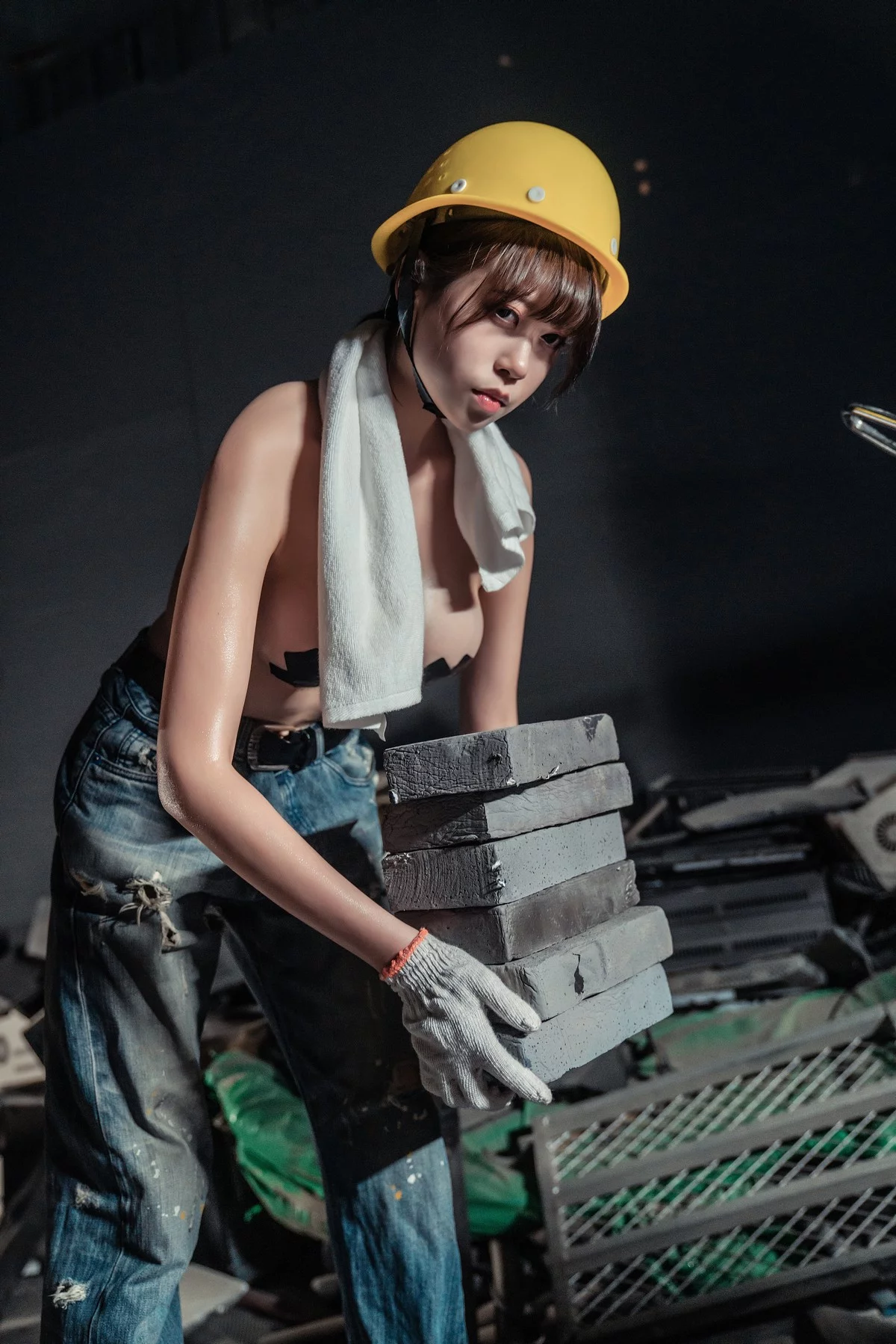 萌妹奈汐酱nice咱们工人有力量主题户外全果上身露豪乳胶带遮点惹火诱惑写真35P