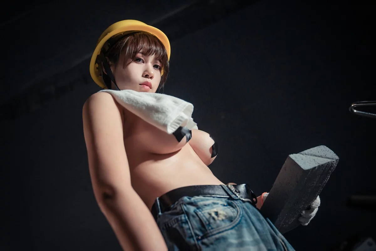 萌妹奈汐酱nice咱们工人有力量主题户外全果上身露豪乳胶带遮点惹火诱惑写真35P