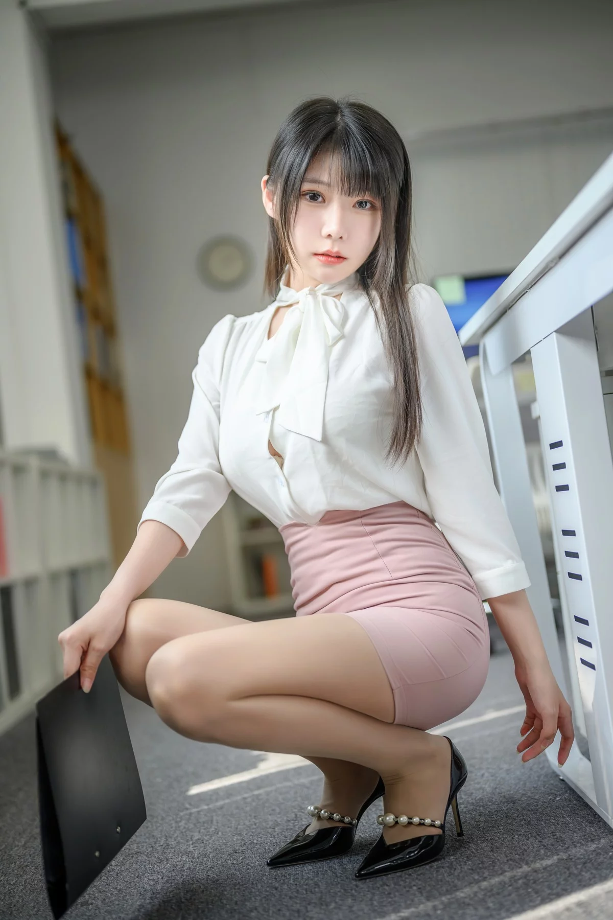 网络美女香草喵露露粉白裙子主题性感白T配粉色短裙露蕾丝内衣秀美腿诱惑写真40P
