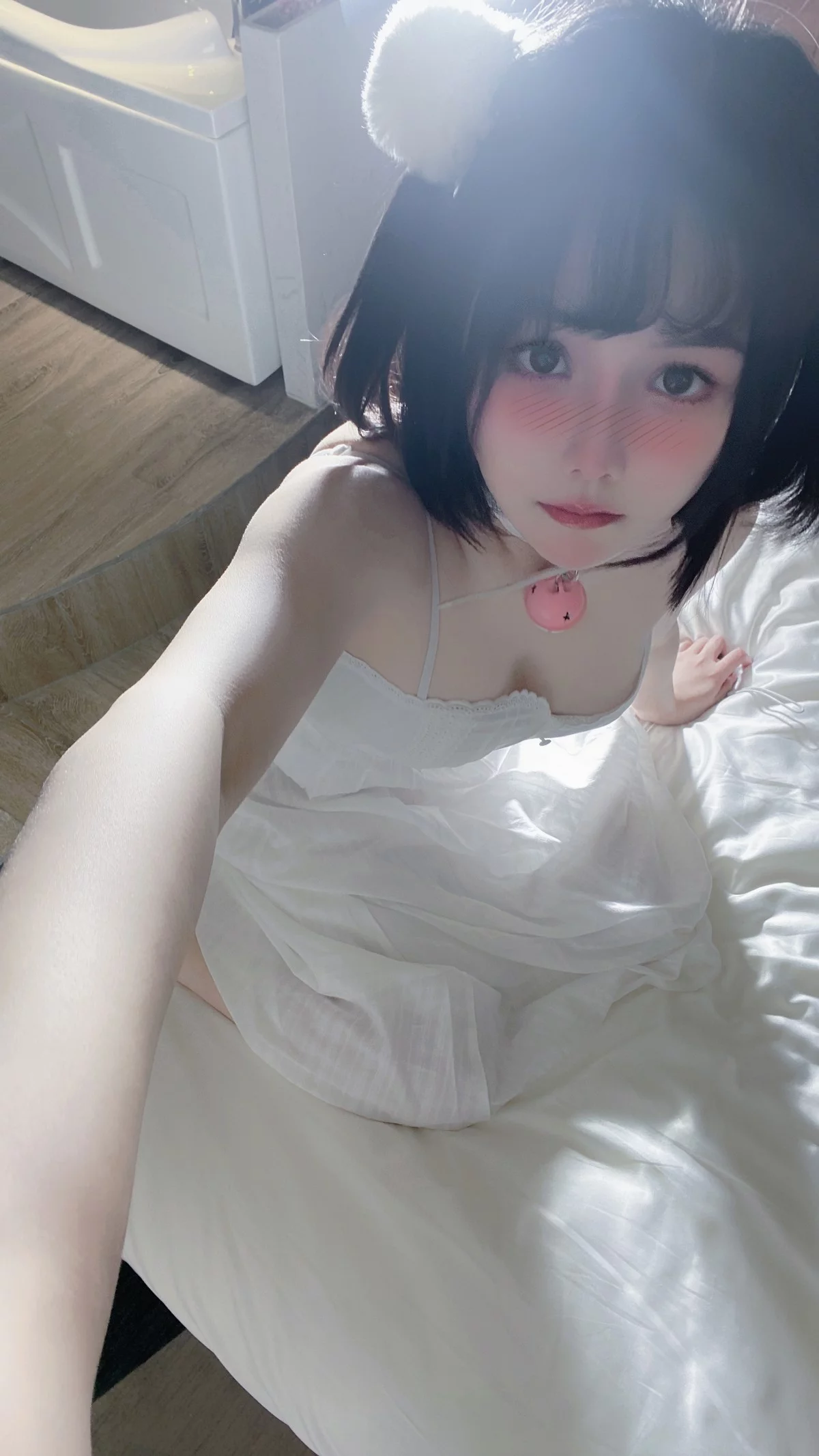网络美女七月喵子少女心事主题私房性感白色吊带睡裙半脱秀惹火身材诱惑写真34P