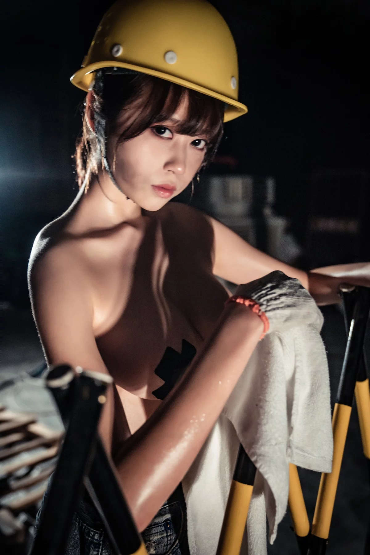 萌妹奈汐酱nice咱们工人有力量主题户外全果上身露豪乳胶带遮点惹火诱惑写真35P