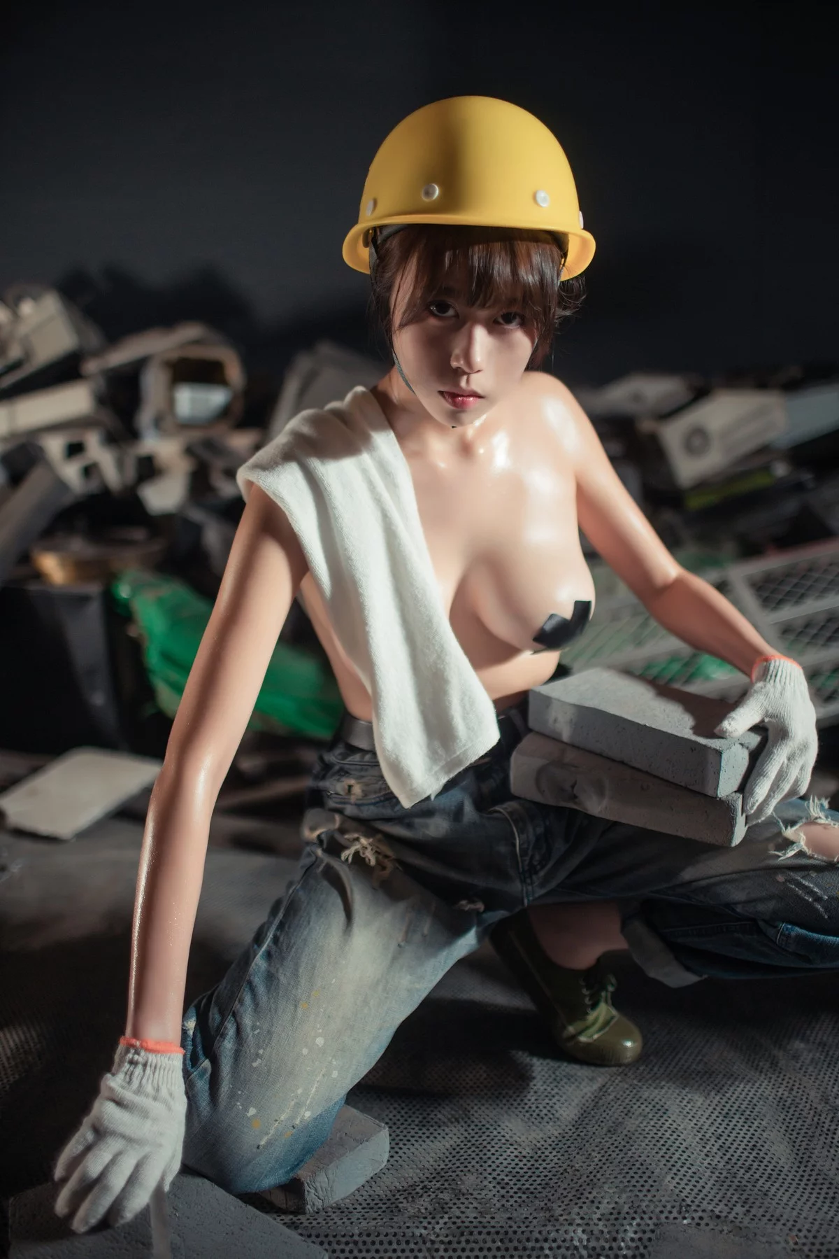 萌妹奈汐酱nice咱们工人有力量主题户外全果上身露豪乳胶带遮点惹火诱惑写真35P
